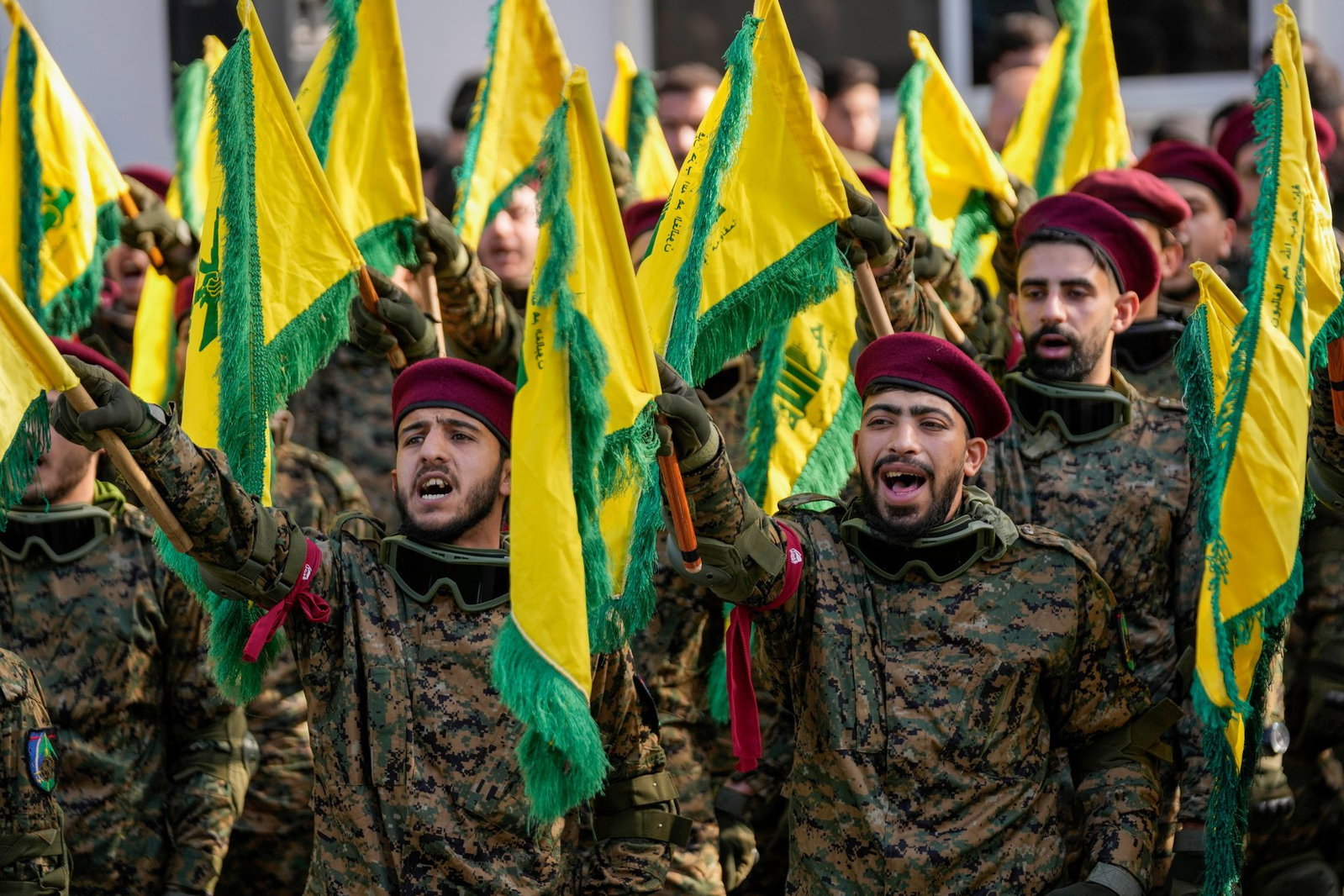 Hisbollah-Kämpfer bei einer früheren Beerdigung eines hochrangigen Hisbollah-Kommandeurs. (Archivbild)