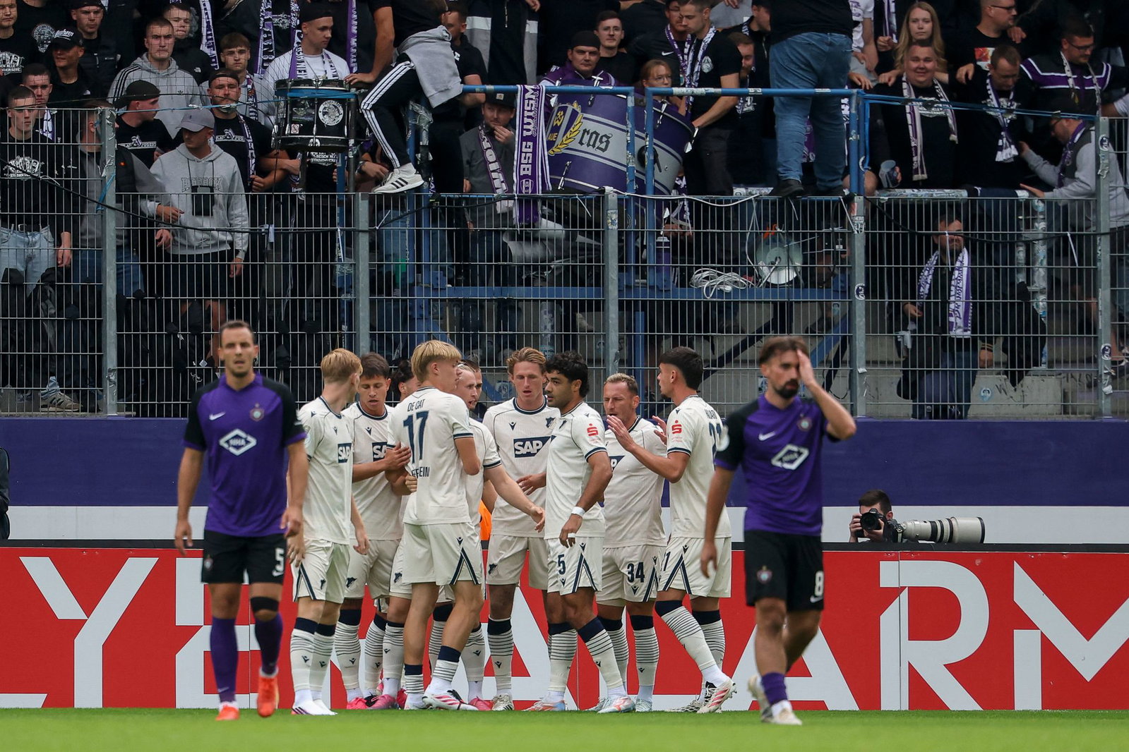 Die TSG Hoffenheim führt im DFB-Pokal bei Erzgebirge Aue schon zur Halbzeit mit 3:0. 