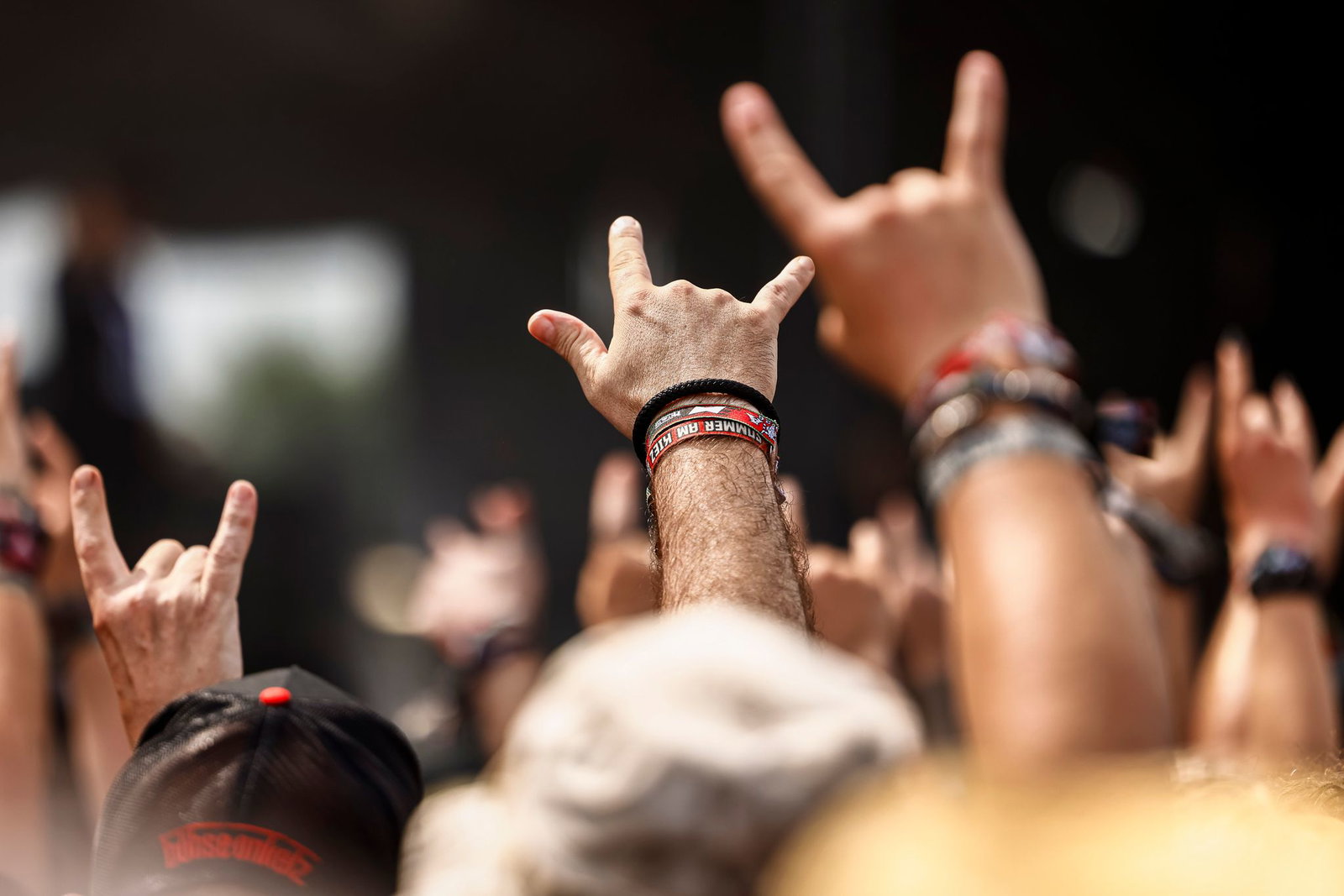 Zuschauer feiern beim Konzert der Band H-Blockx.