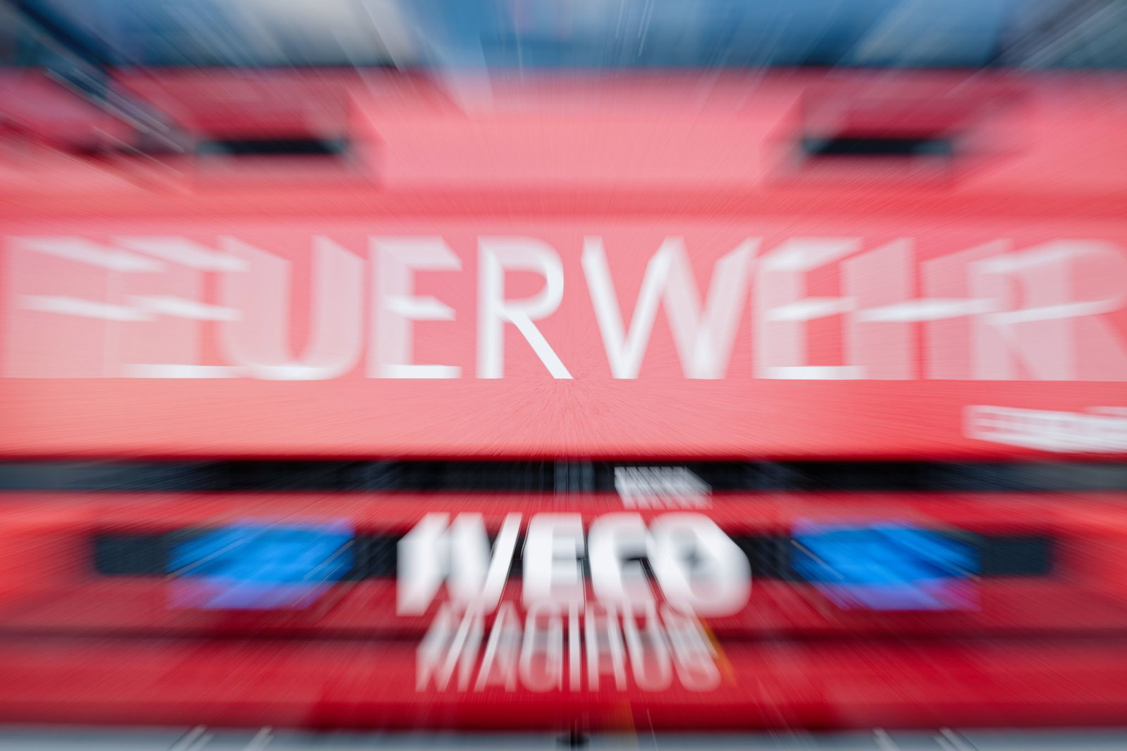 Der Sportwagen brannte komplett aus. (Symbolbild)