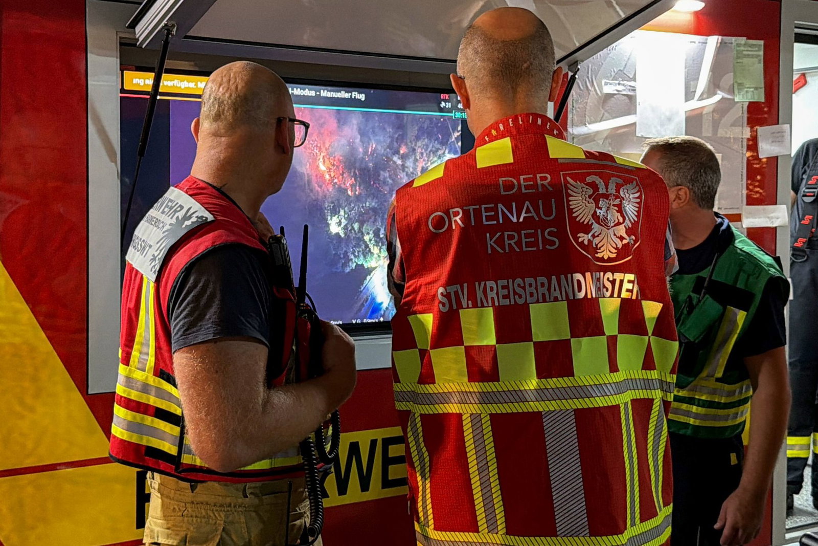 Über viele Stunden hinweg kämpften Einsatzkräfte gegen die Flammen.
