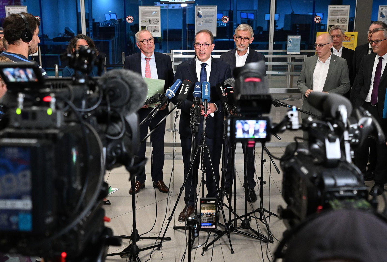 Dobrindt unterbrach seinen Urlaub für eine Lagebesprechung vor Ort. 