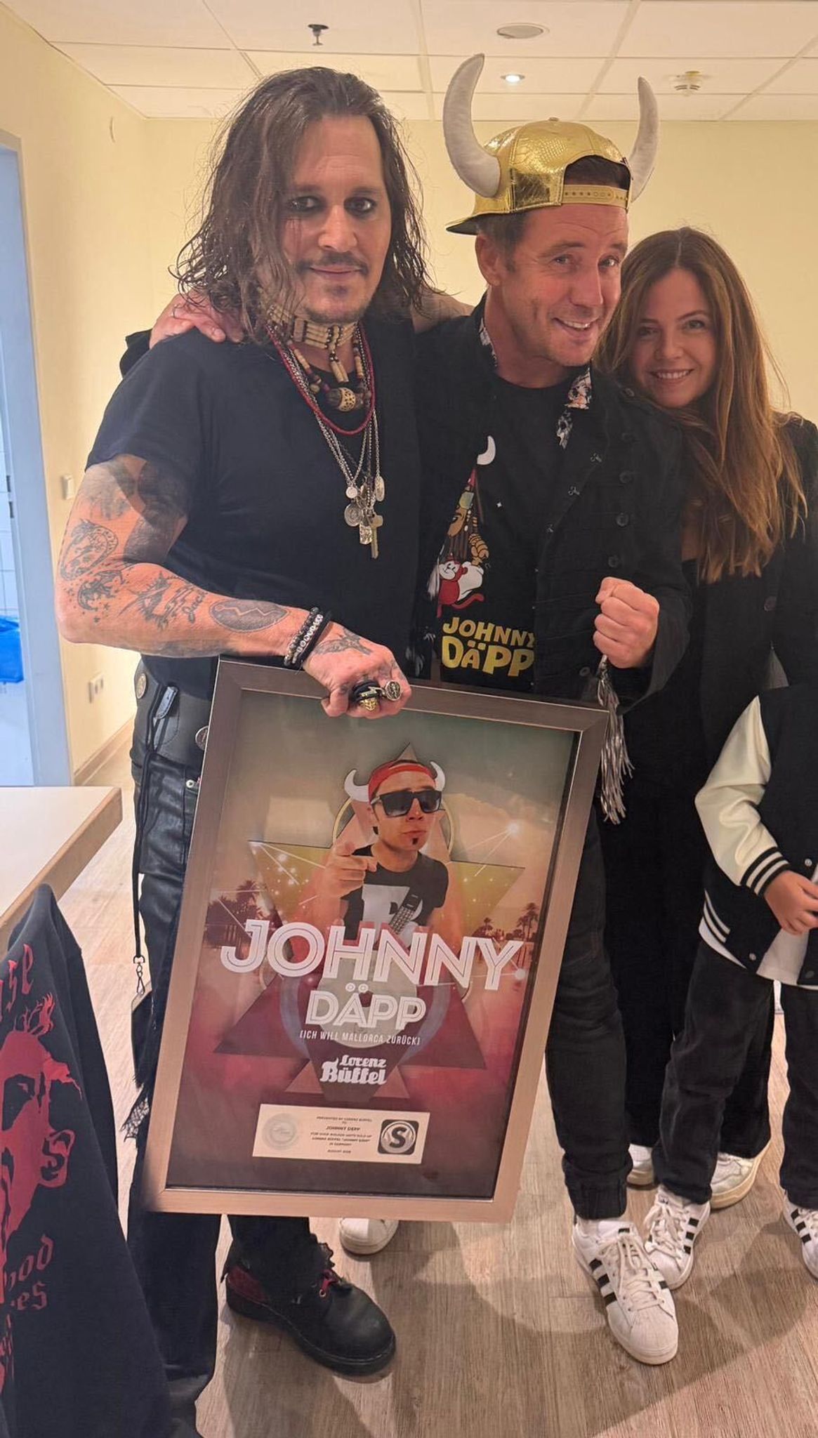 Büffel überreichte seinem großen Idol Johnny Depp in der Künstlergarderobe seine Platin-Schallplatte. (Handoutbild)