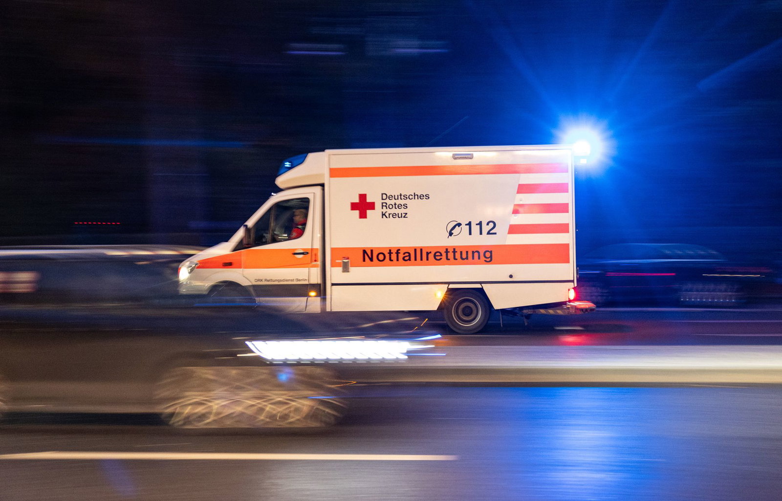 Sanitäter bringen die Verletzten in ein Krankenhaus. (Symbolbild)