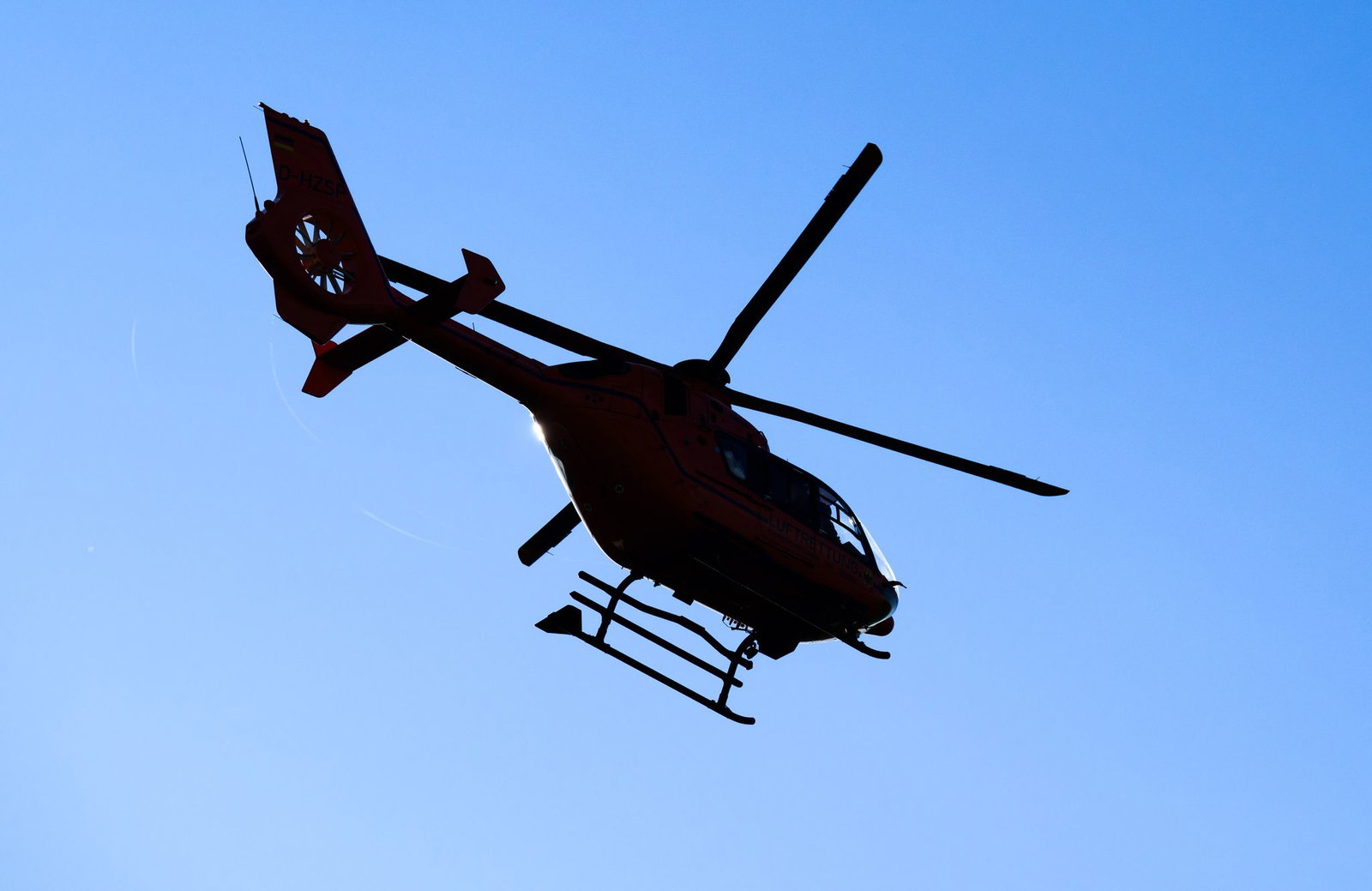 Der Radfahrer kam nach dem Sturz mit einem Hubschrauber ins Krankenhaus. (Symbolbild)