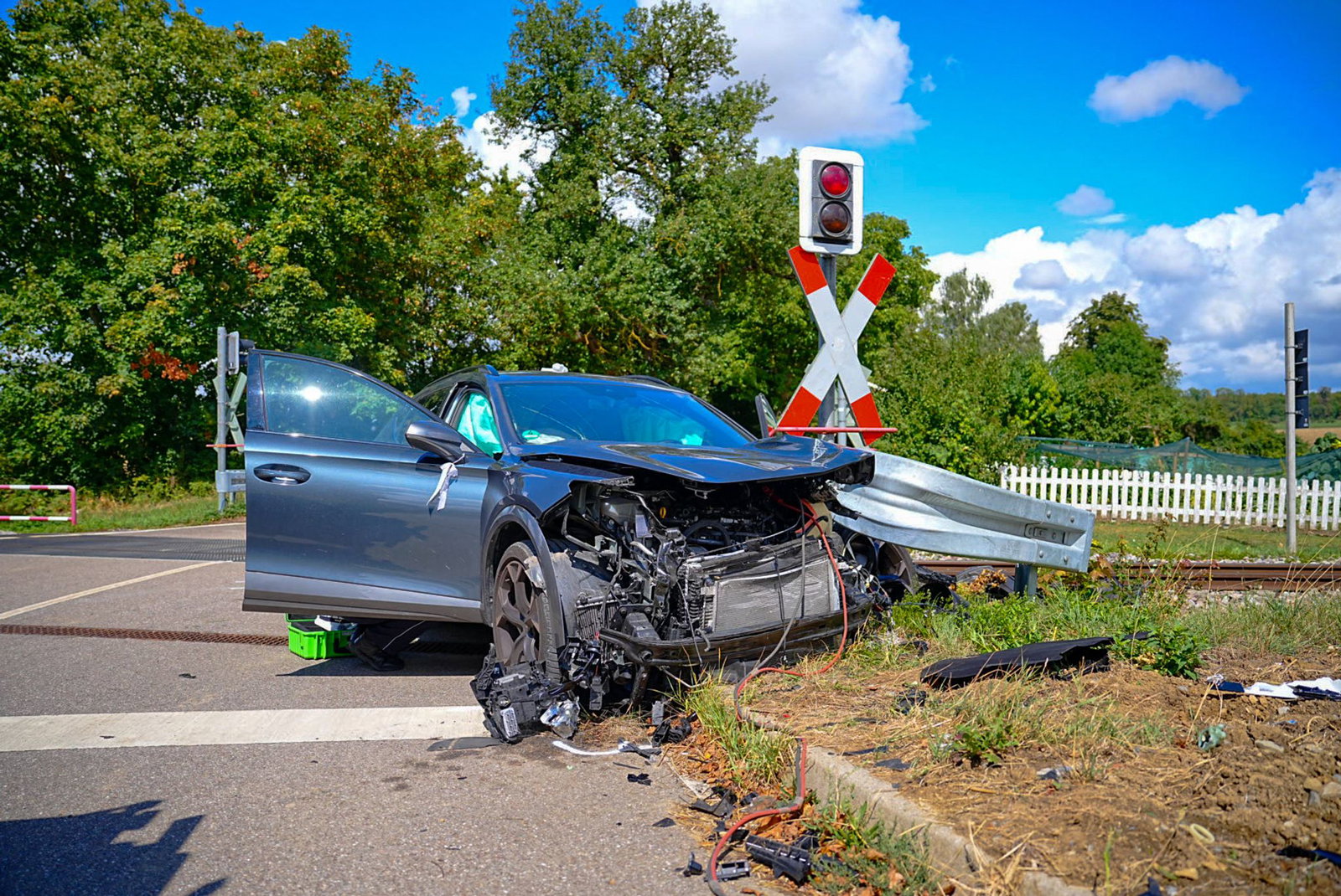 Das nicht mehr fahrbereite Auto wurde abgeschleppt. 