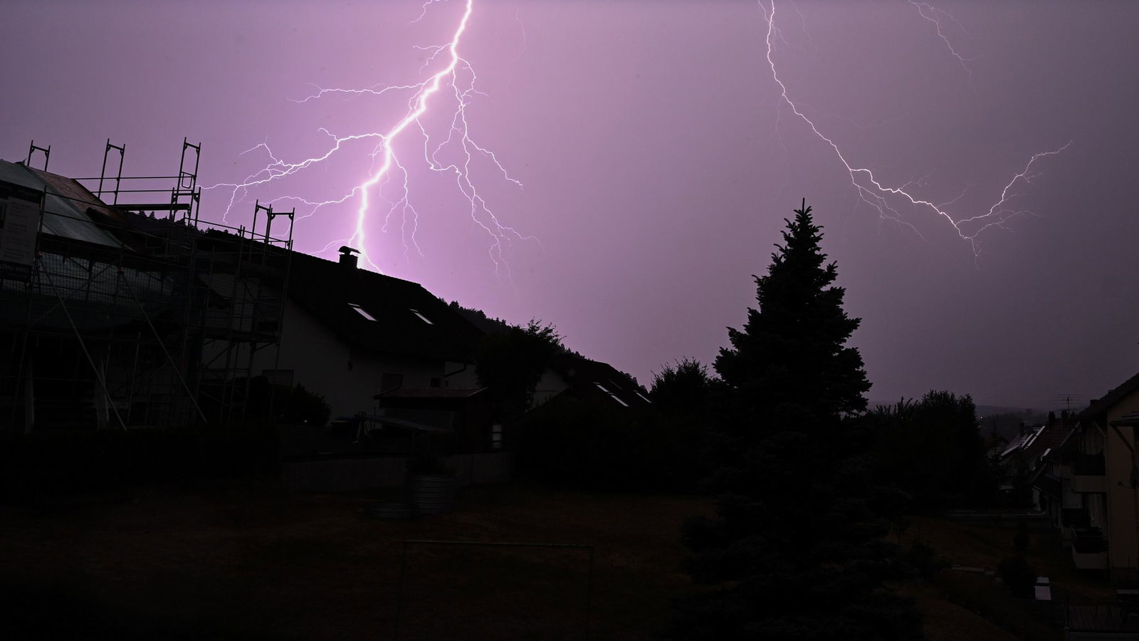 Besonders im Stadtgebiet von Hockenheim verursachte der heftige Gewittersturm am Sonntagabend Schäden. (Symbolbild)