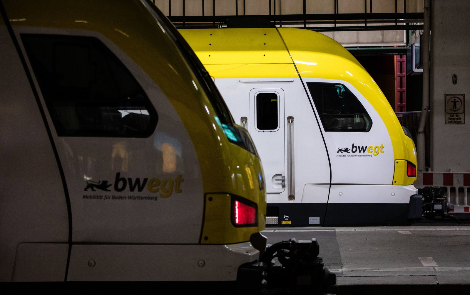 Der Zugbegleiter hatte den Mann wegen mutmaßlich ordnungsstörenden Verhaltens aus dem Zug verwiesen. (Symbolbild)