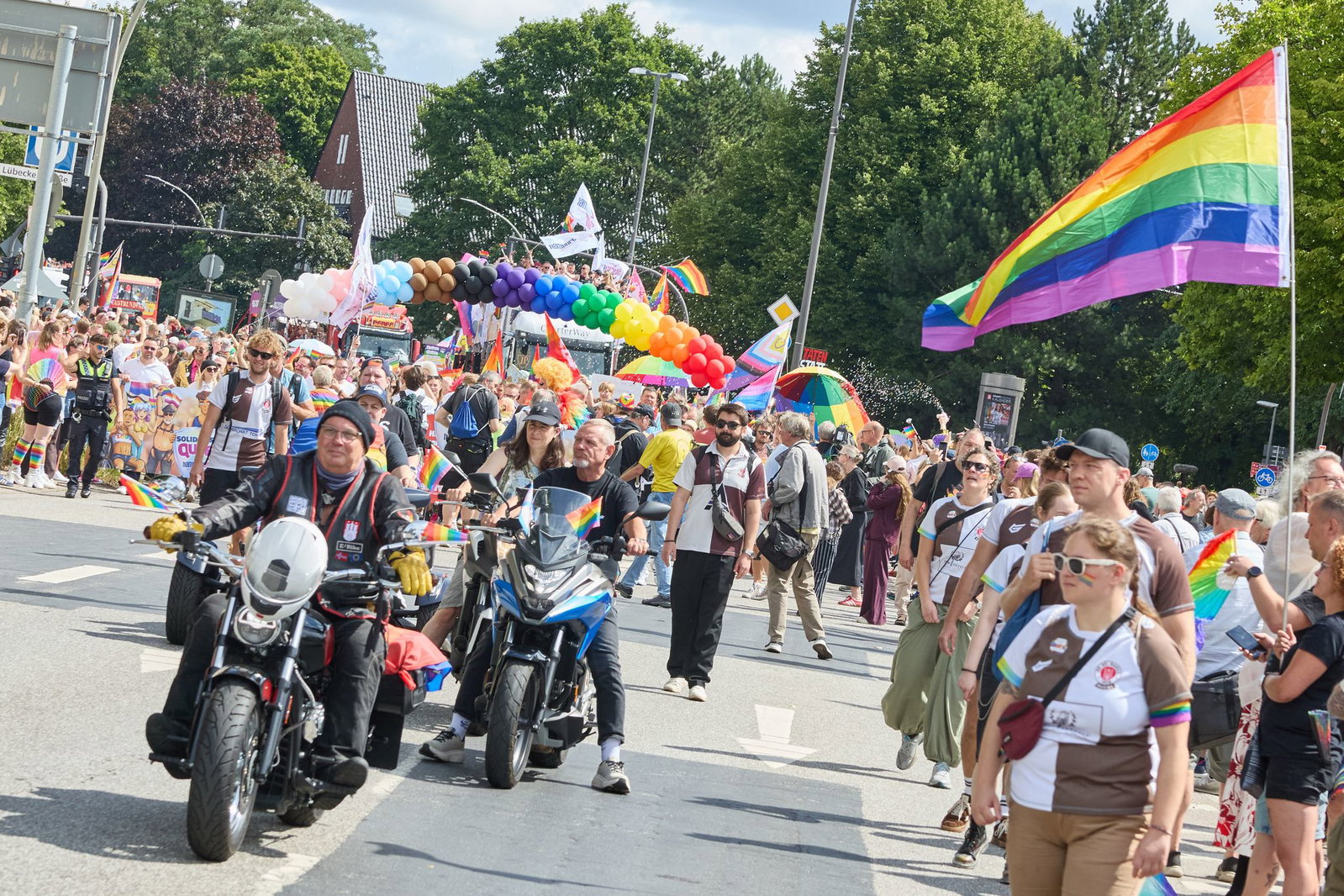 Im Demonstrationszug zum Christopher Street Day in Hamburg fahren nicht nur 60 Lastwagen, sondern auch mehrere Biker.