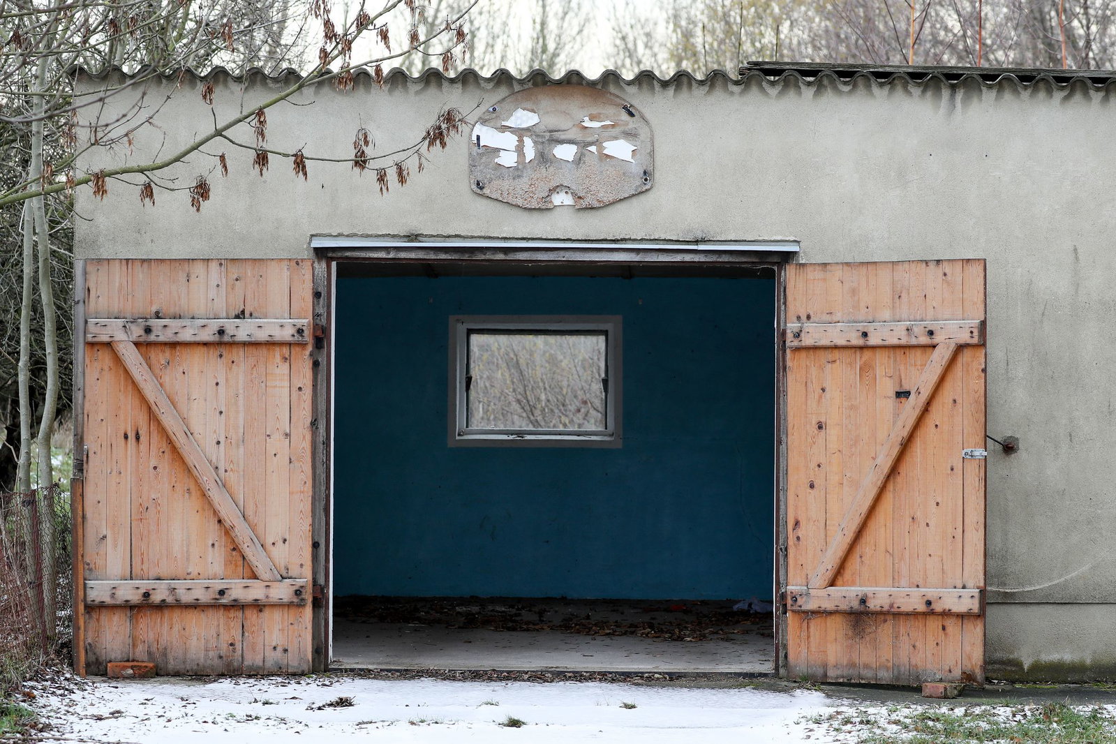 Die Garage bleibt leer: Wer auf falsche Auto-Inserate reinfällt, bekommt kein Fahrzeug - aber auch kein Geld zurück. (Symbolbild) 