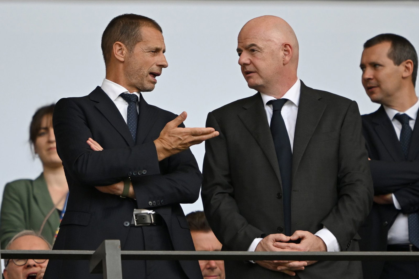 Aleksander Ceferin (l) und Gianni Infantino sind die Big Player im Machtkampf der Fußball-Funktionäre. (Archivbild) 