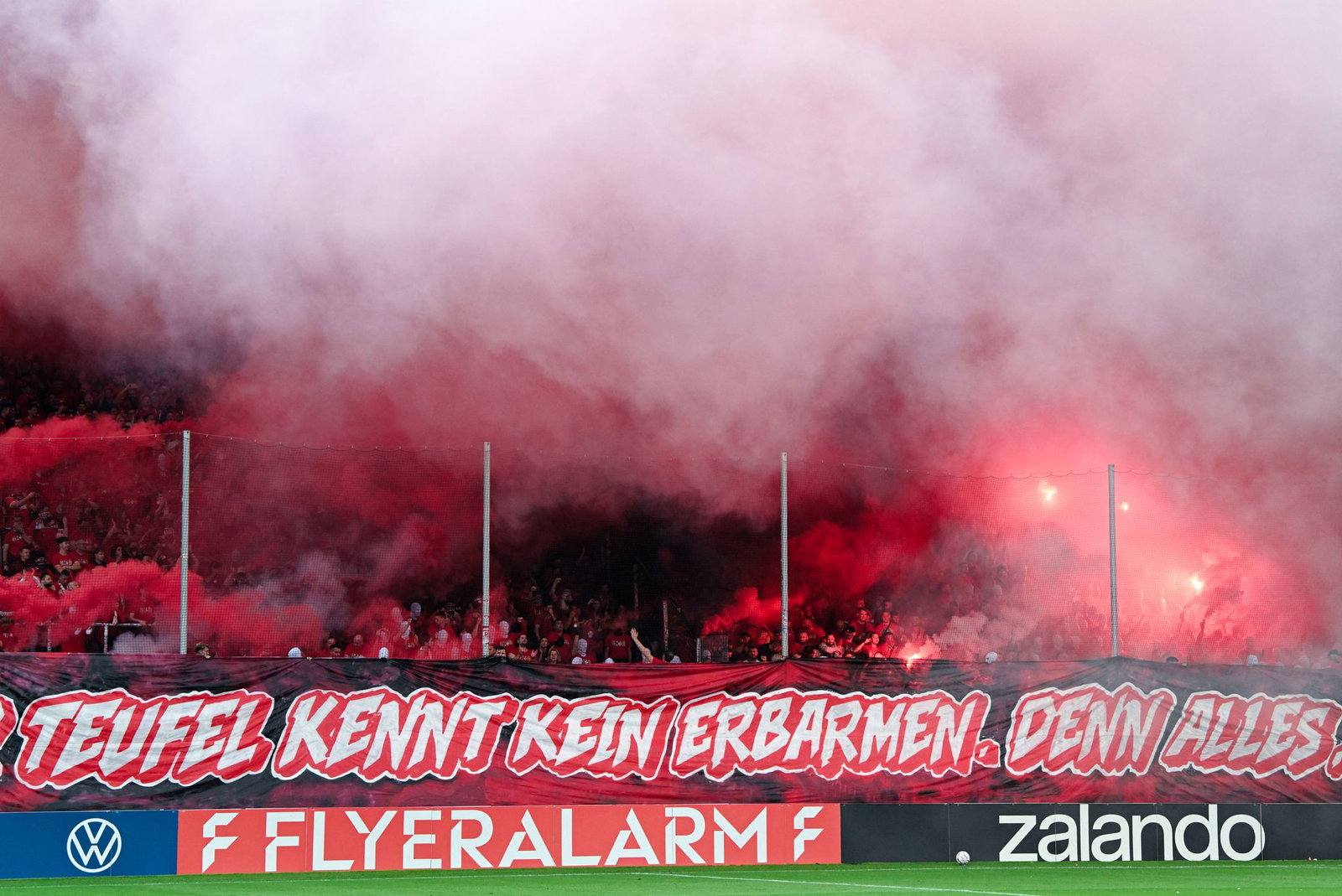 Kaiserslauterns Fans zündeten Pyrotechnik.