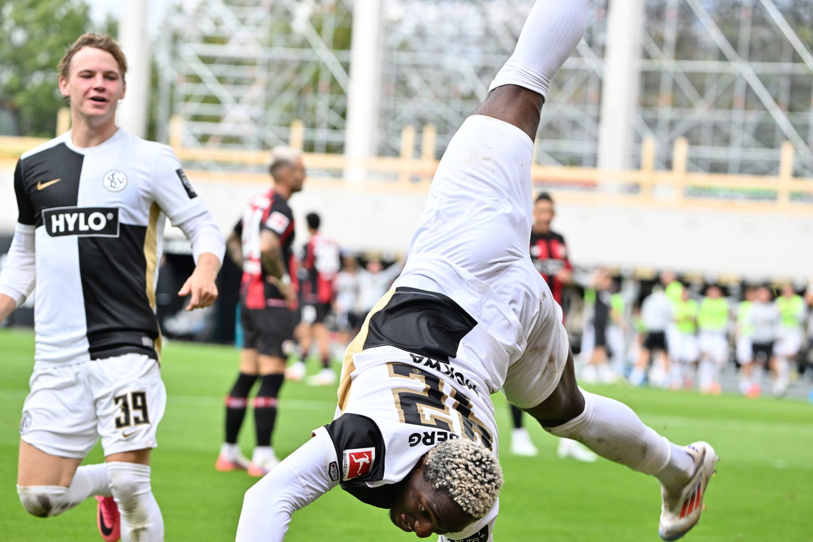 Elversberg steht Kopf: David Mokwa feiert das 3:0 gegen Leverkusen. 