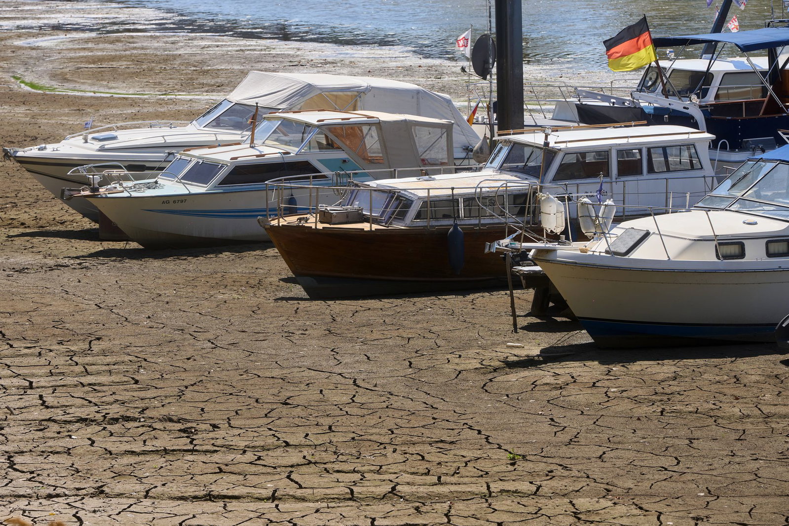 Die Wasserstände im Rhein sind wegen der anhaltenden Trockenheit stark gesunken. 