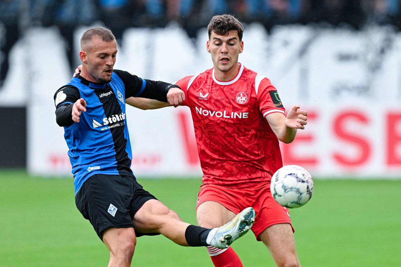 Liefern sich ein umkämpftes Duell: Mannheims Kushtrim Asallari (l) und FCK-Verteidiger Jacob Rasmussen.