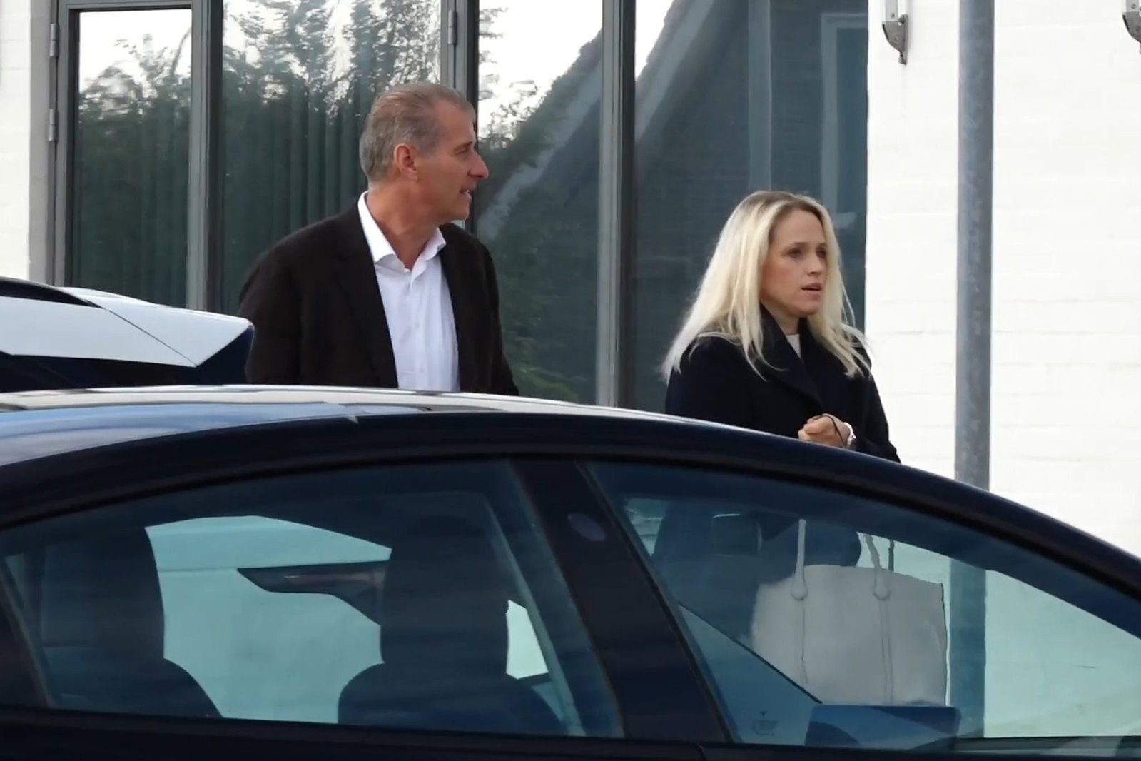 Stephan Hensel (links), Ex-Ehemann von Christina Block, kommt vor dem Gericht in Dänemark an. 