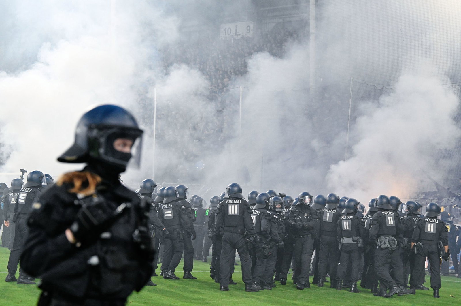 Polizisten mussten während des Spiels eingreifen.
