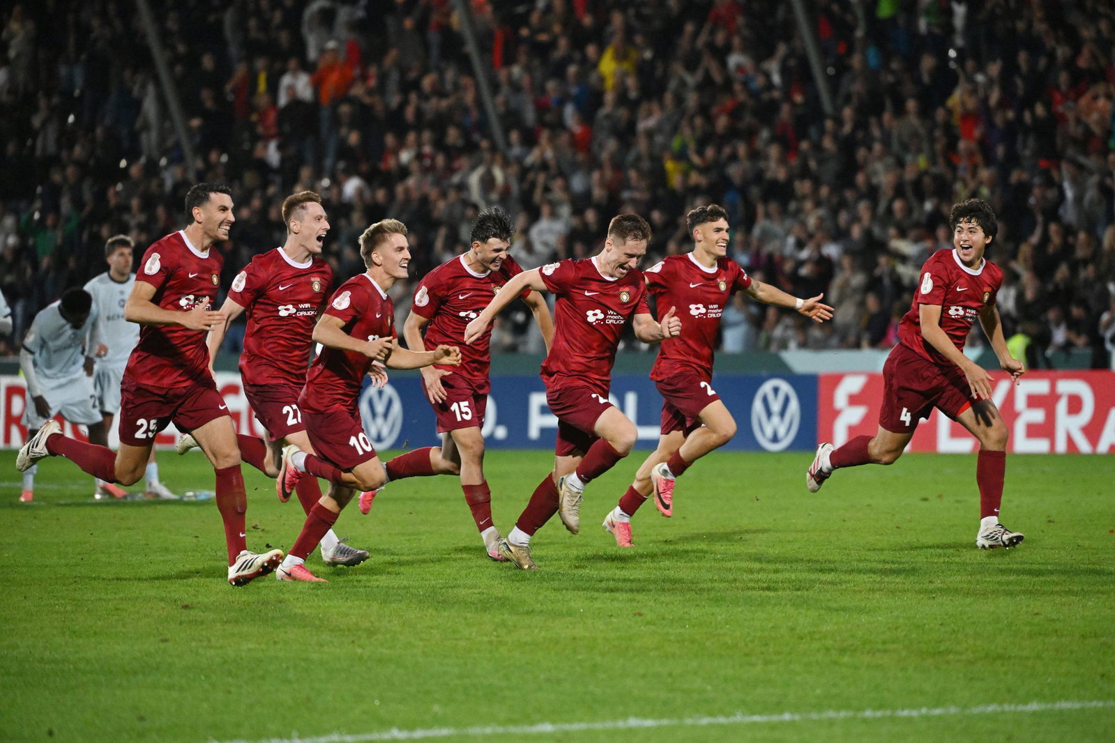 Ein Mannschaftssprint zum Jubeln: Pure Freude nach dem Pokal-Coup.