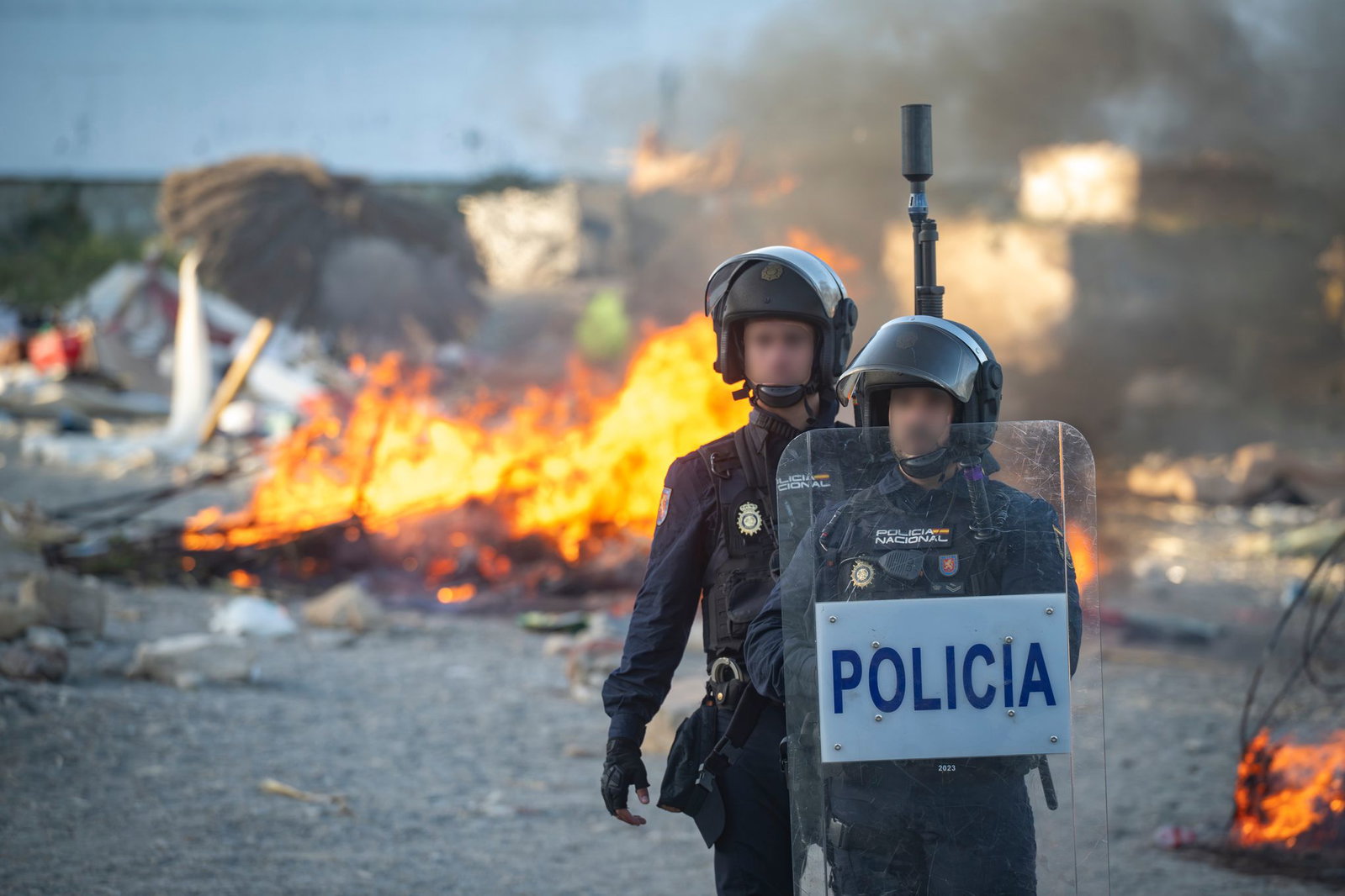 In Spaniens Nordafrika-Exklave Ceuta haben einheimische Demonstranten ein Migranten-Lager in Brand gesetzt.