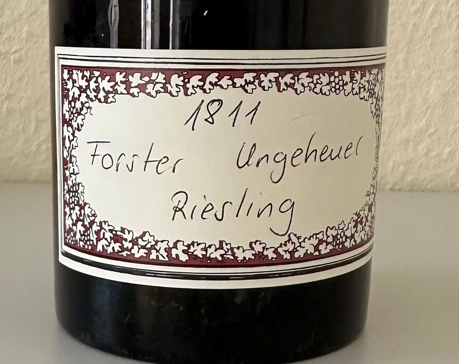 Die Flasche lagerte mehr als 200 Jahre im historischen Gewölbekeller des Weinguts in Deidesheim. (Handoutbild)
