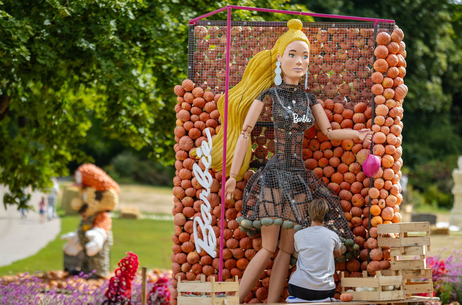 Auch eine Kürbis-Barbie gibt es zu sehen.