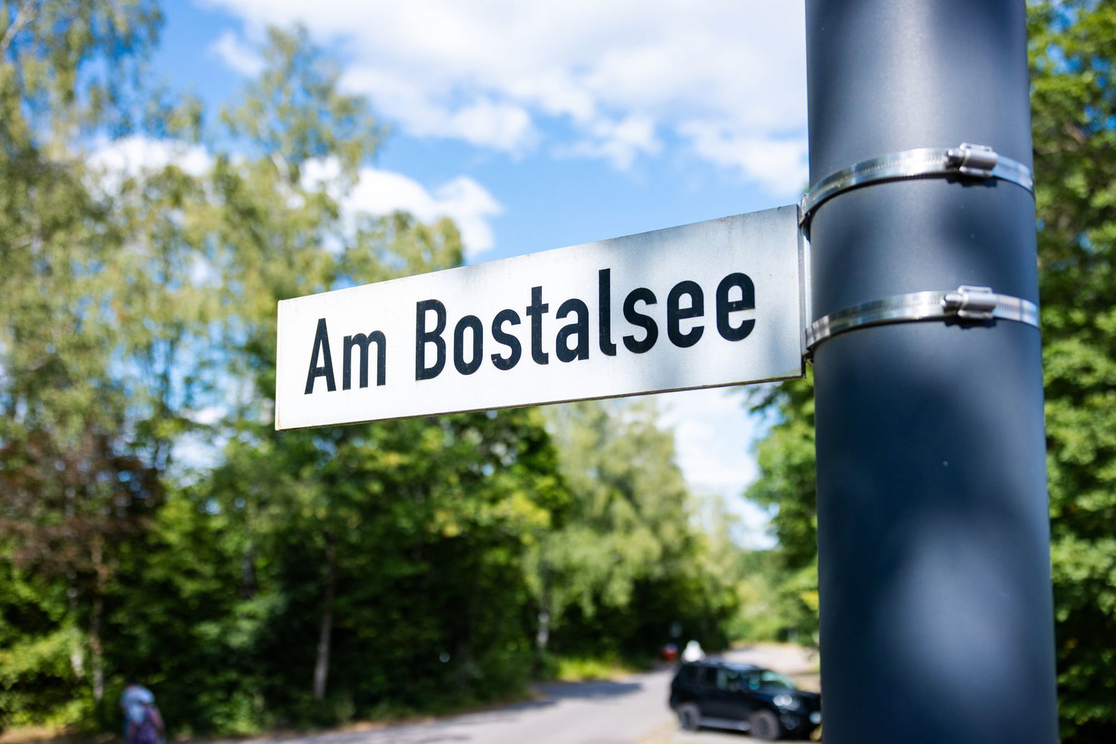Das Straßenschild «Am Bostalsee» weist Besuchern den Weg zum beliebten Freizeitsee.