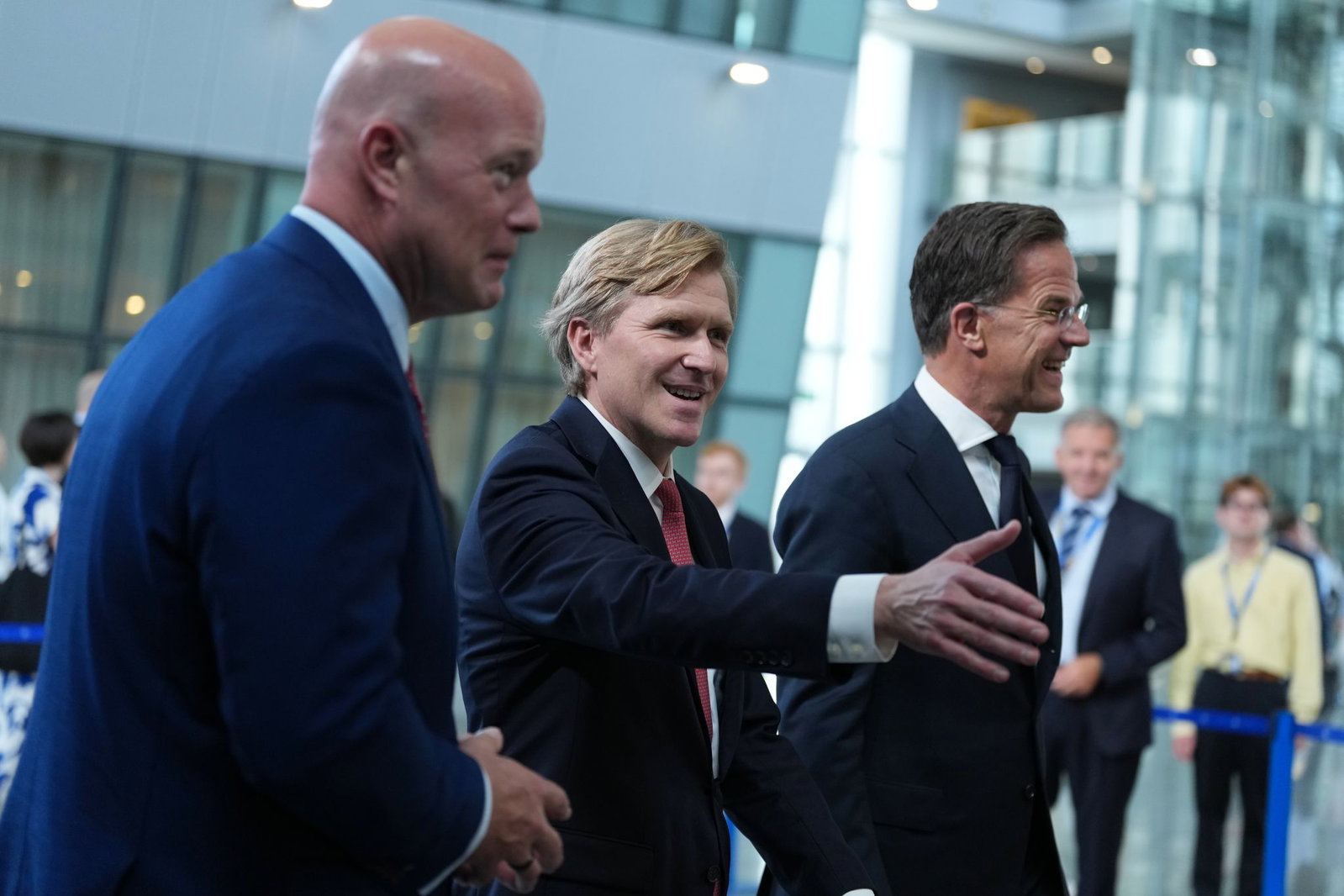 US-Verteidigungsstaatssekretär Elbridge Colby traf in Brüssel unter anderem Nato-Generalsekretär Mark Rutte (r) und US-Nato-Botschafter Matthew Whitaker.