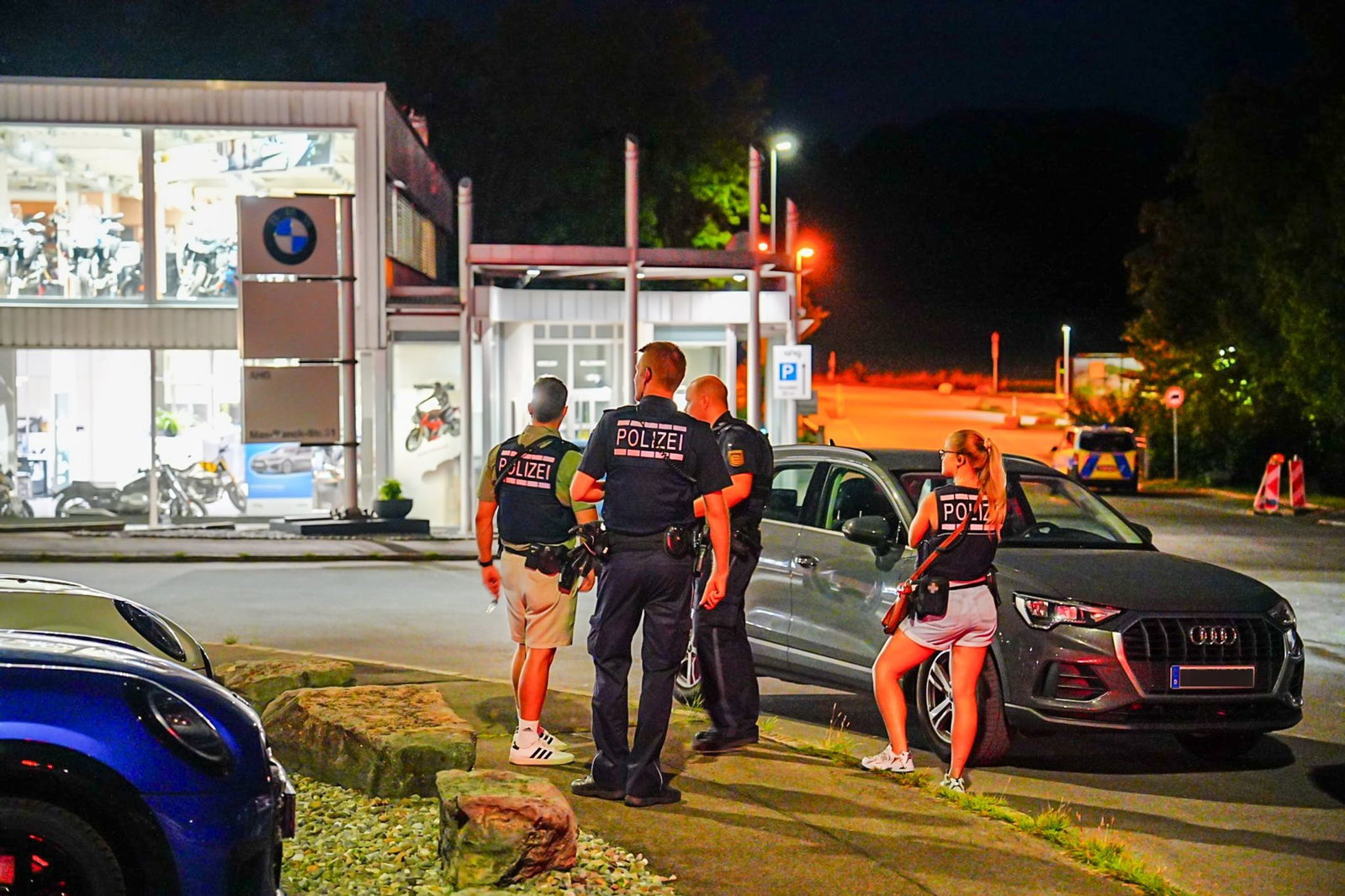 Die Polizei prüft nach Schüssen auf ein Auto, ob es sich um einen Hinterhalt gehandelt haben könnte. 