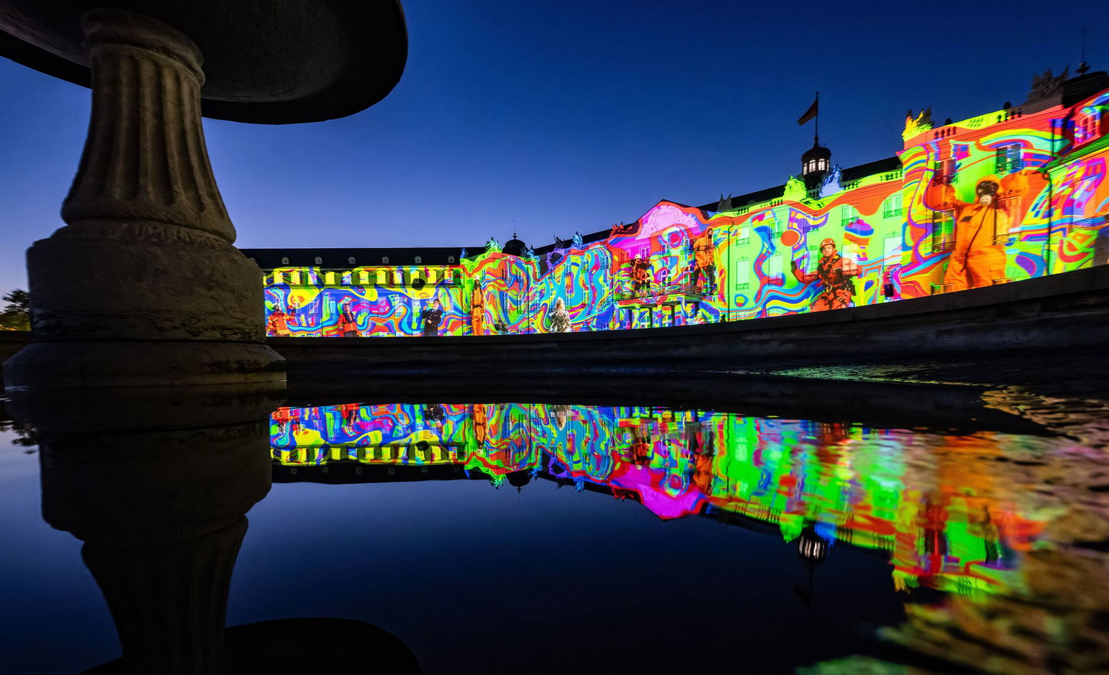 Lichtkunst vor historischer Kulisse: «Metabolism» von Metanoia erstrahlt bei einer Probe für die Schlosslichtspiele auf dem Karlsruher Schloss.