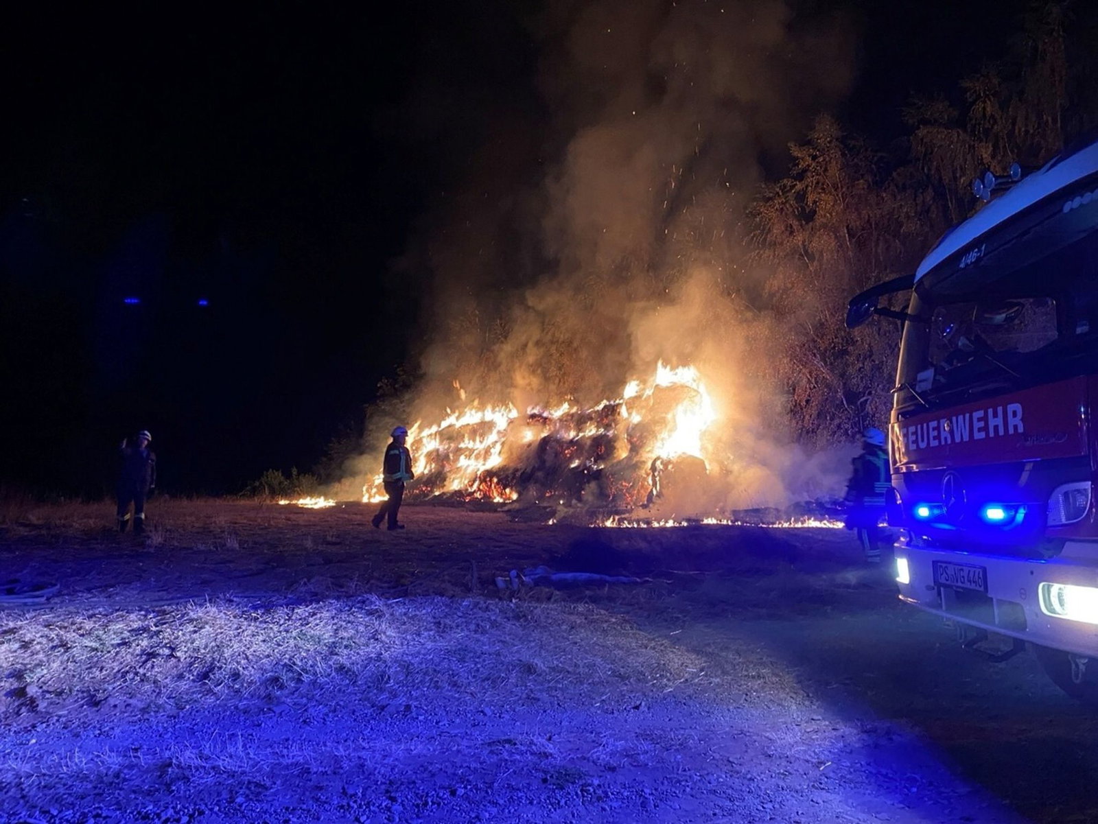 Hundert Heuballen haben auf dem Feld gebrannt. 