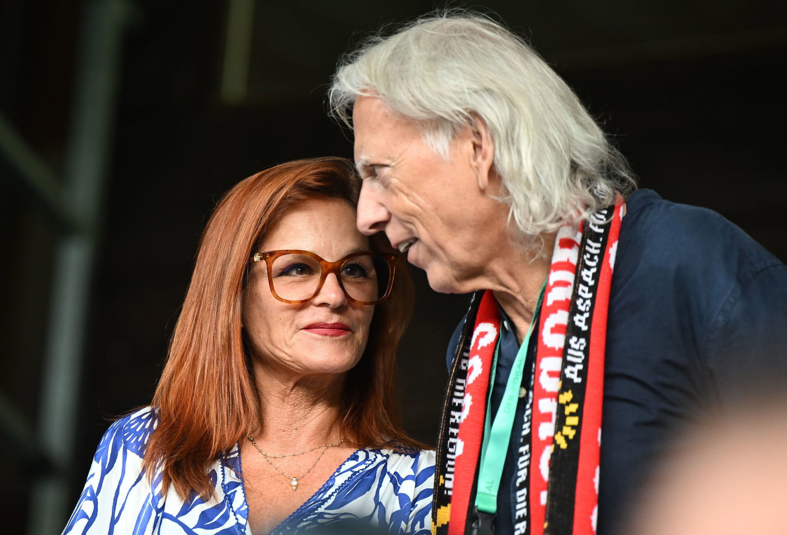 Schlagerstar und Fan Andrea Berg mit Ehemann und Vereinsgründer Uli Ferber 2025 bei Großaspachs DFB-Pokalspiel gegen Bayer Leverkusen. 