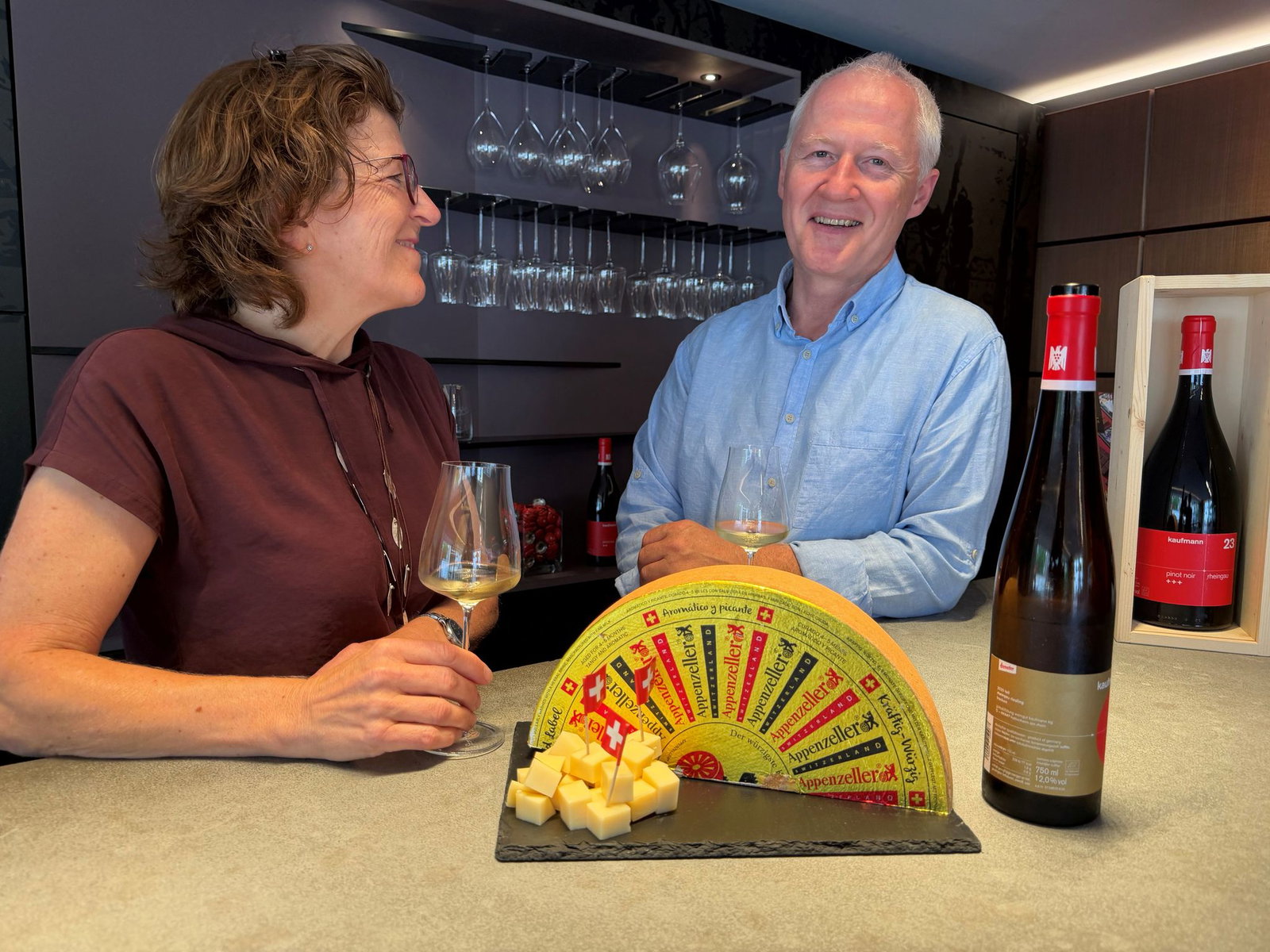 Die einstige Weinmanagerin Eva Raps und der ehemalige Schweizer Käseproduzent Urban Kaufmann fühlen sich auch als Winzer noch Käseprodukten verbunden.