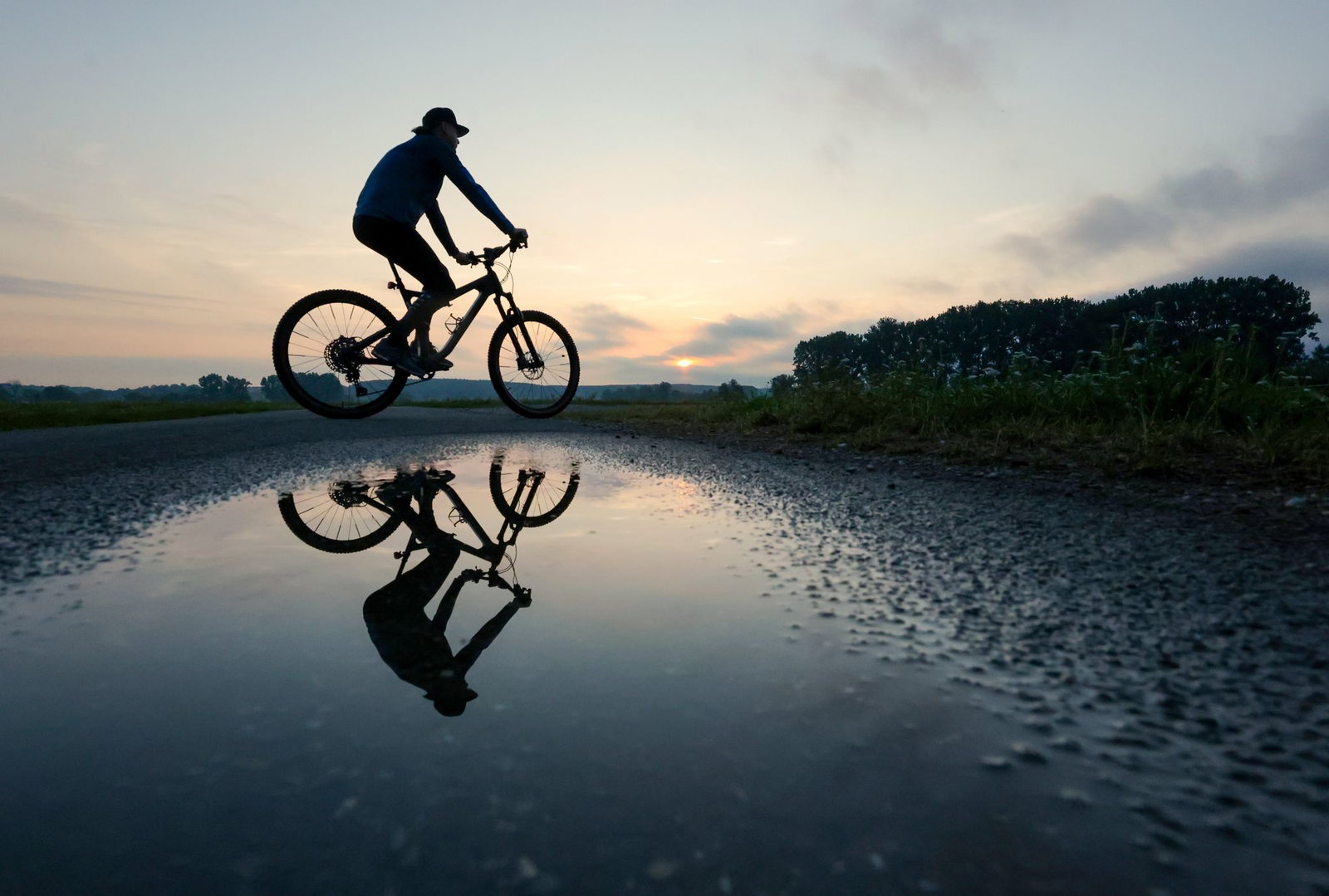Große Regenpfützen erwarten den Südwesten auch in den kommenden Tagen. 