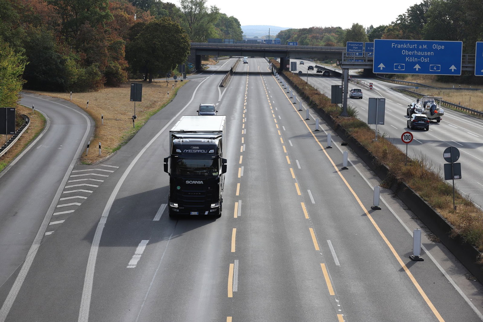 Das Sonntagsfahrverbot für Lkw wird in Baden-Württemberg bis Ende September gelockert. (Symbolbild)