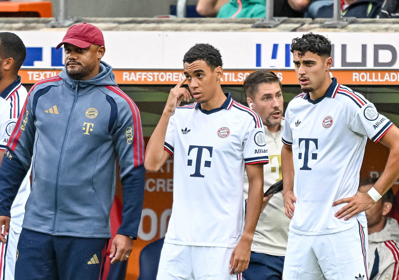 Vincent Kompany wird Jamal Musiala - wie hier in Heidenheim - im Supercup nicht einwechseln und einsetzen. 
