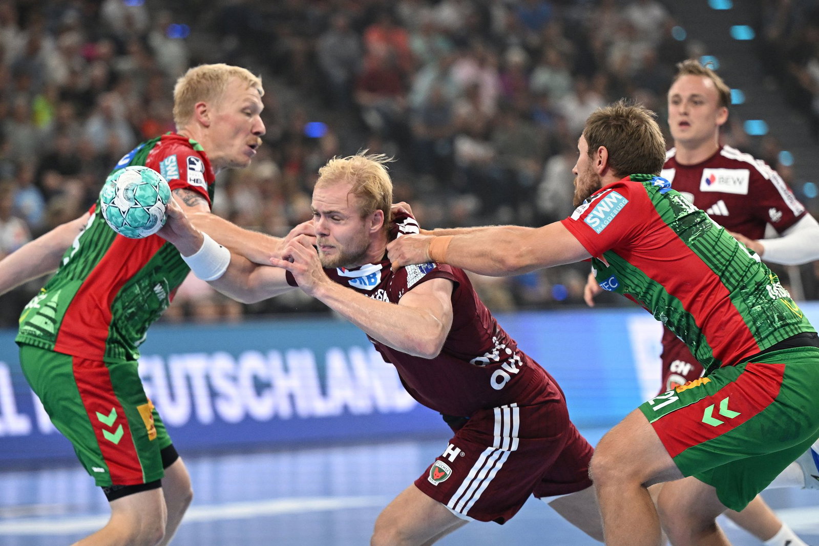Hier geblieben: Magnus Saugstrup (l) und Albin Lagergren (r) packen energisch zu.