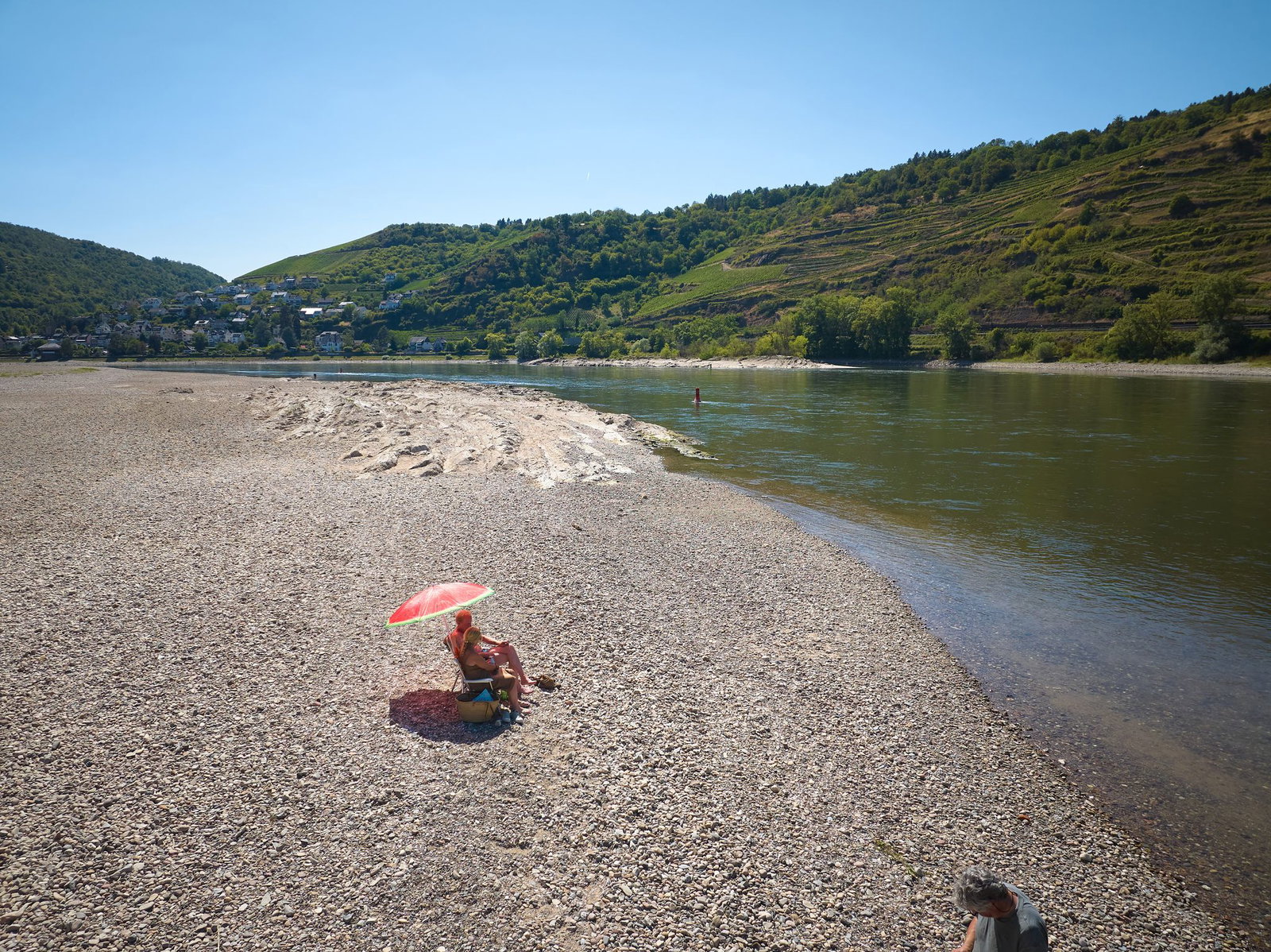 Die Wasserstände im Rhein sind sichtlich niedriger. (Archivbild)