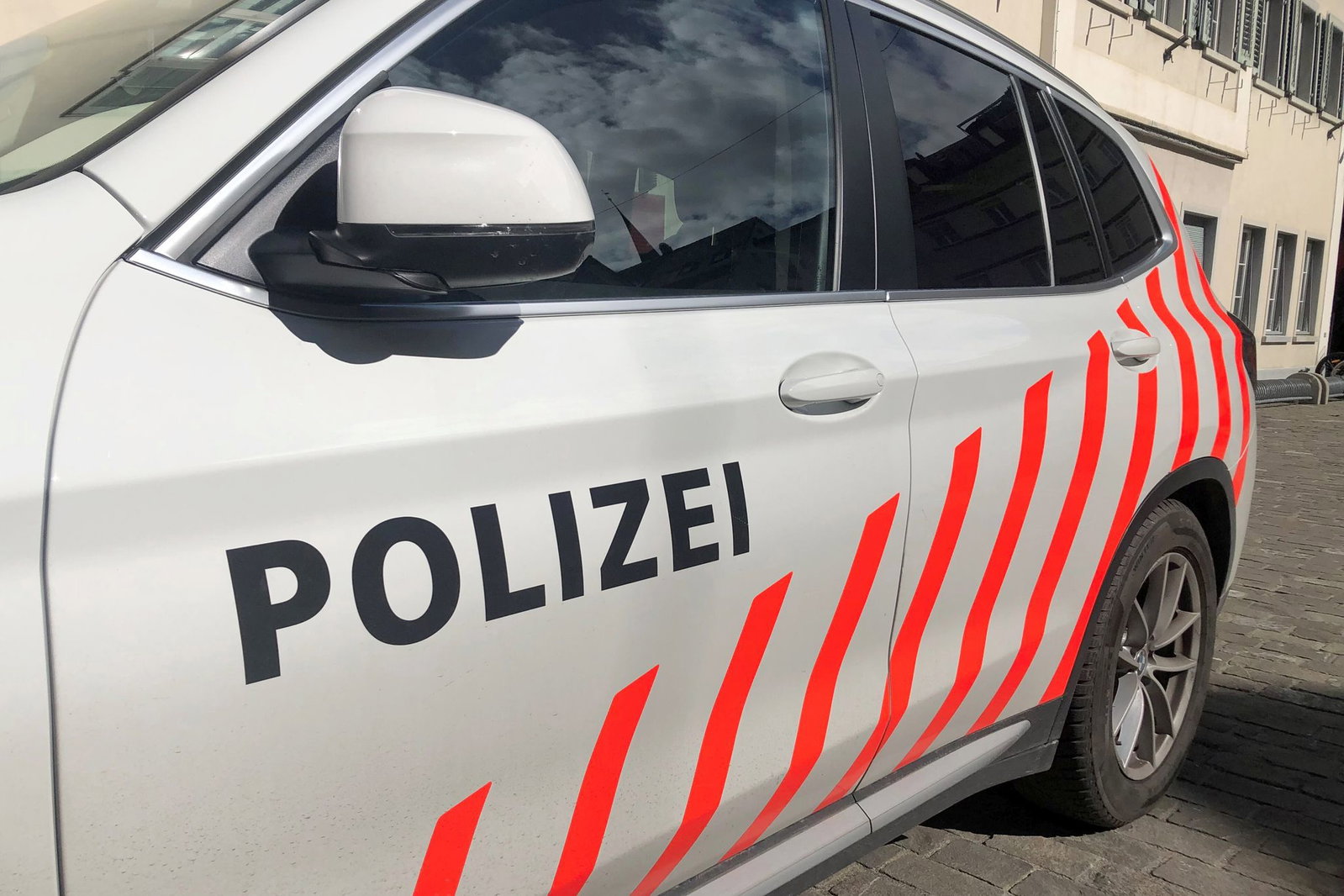 Schweizer Polizisten haben den Mann festgenommen. (Symbolbild)