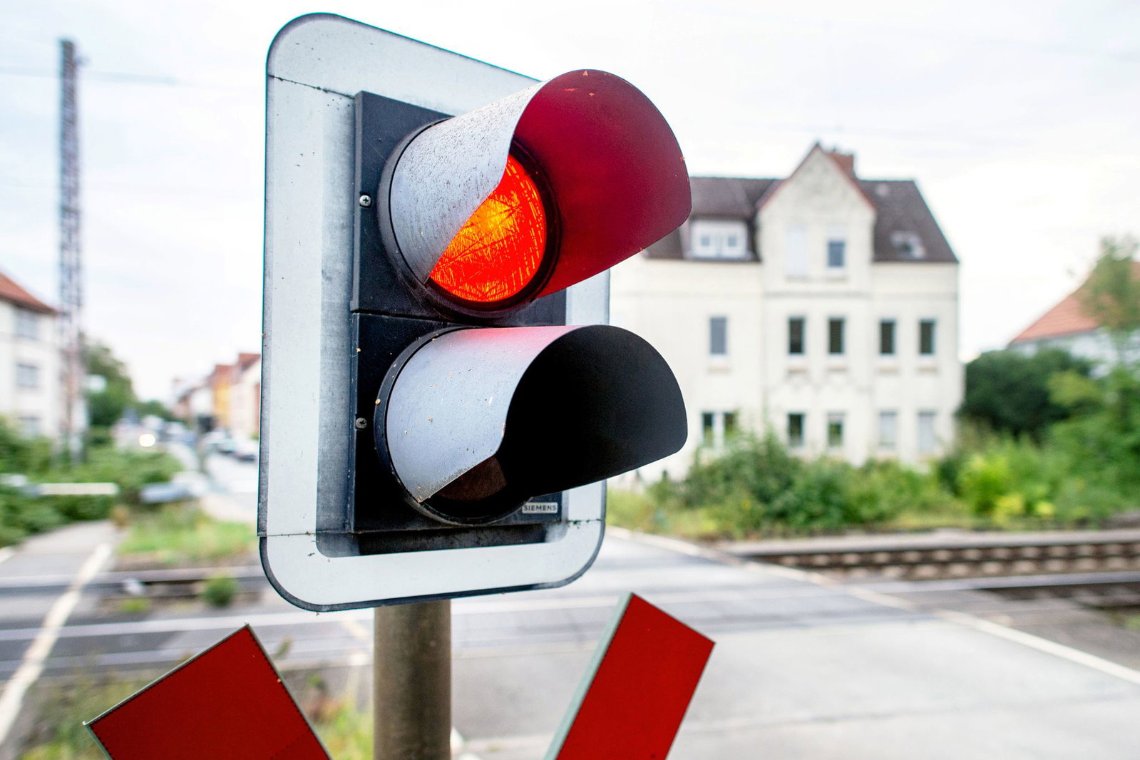 Nach einem Blitzeinschlag bleiben die Schranken an einem Bahnübergang erstmal geschlossen. (Symbolbild/Archiv)