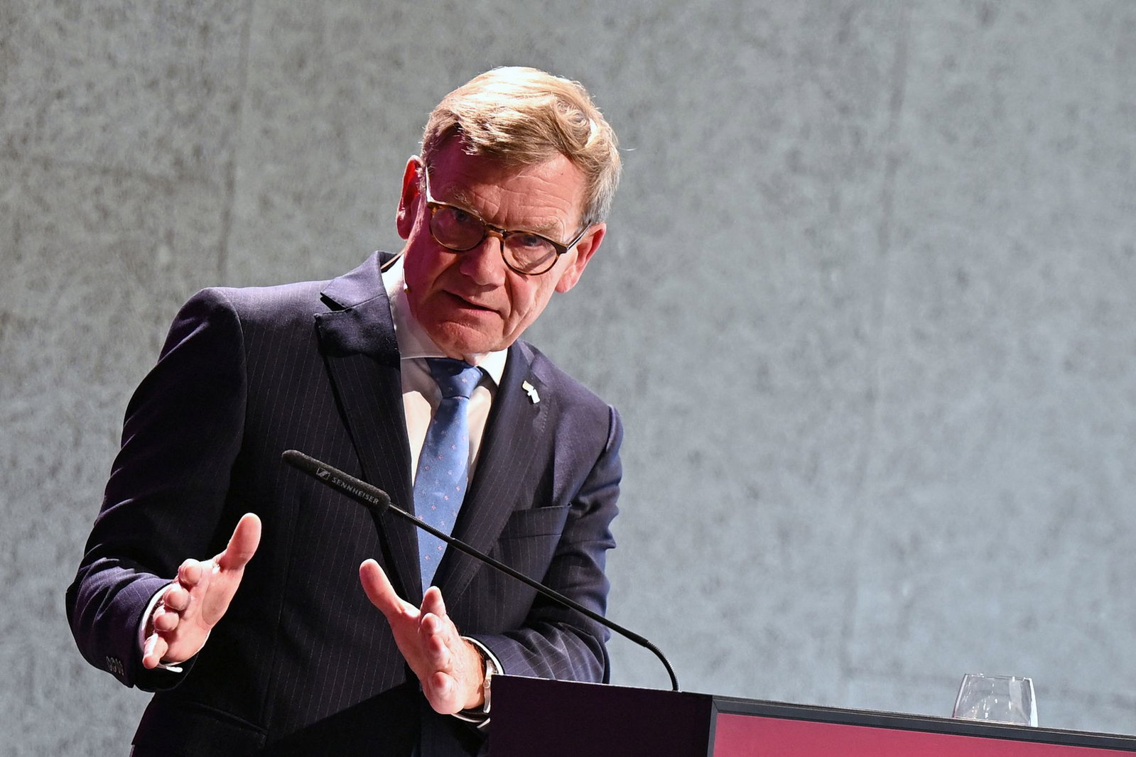 Klar in der Kritik, zögerlich bei den Konsequenzen: Der Außenminister bewertet in der Schweiz die Äußerungen des israelischen Polizeiministers.