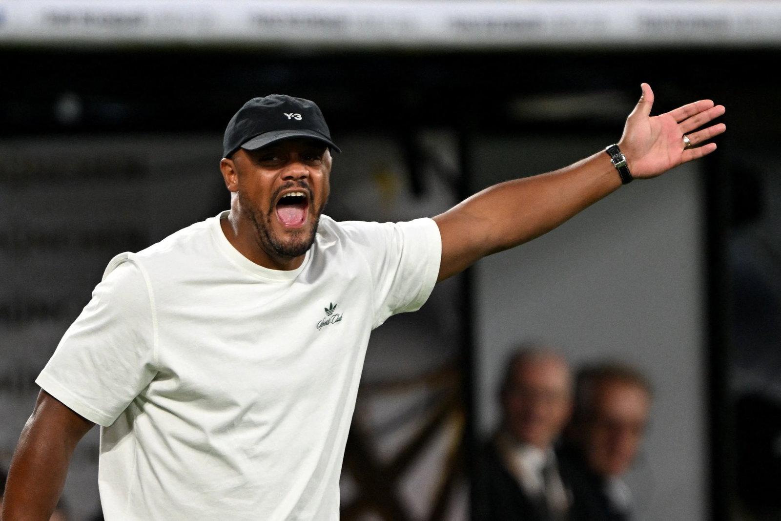 Vincent Kompany energisch an der Seitenlinie.