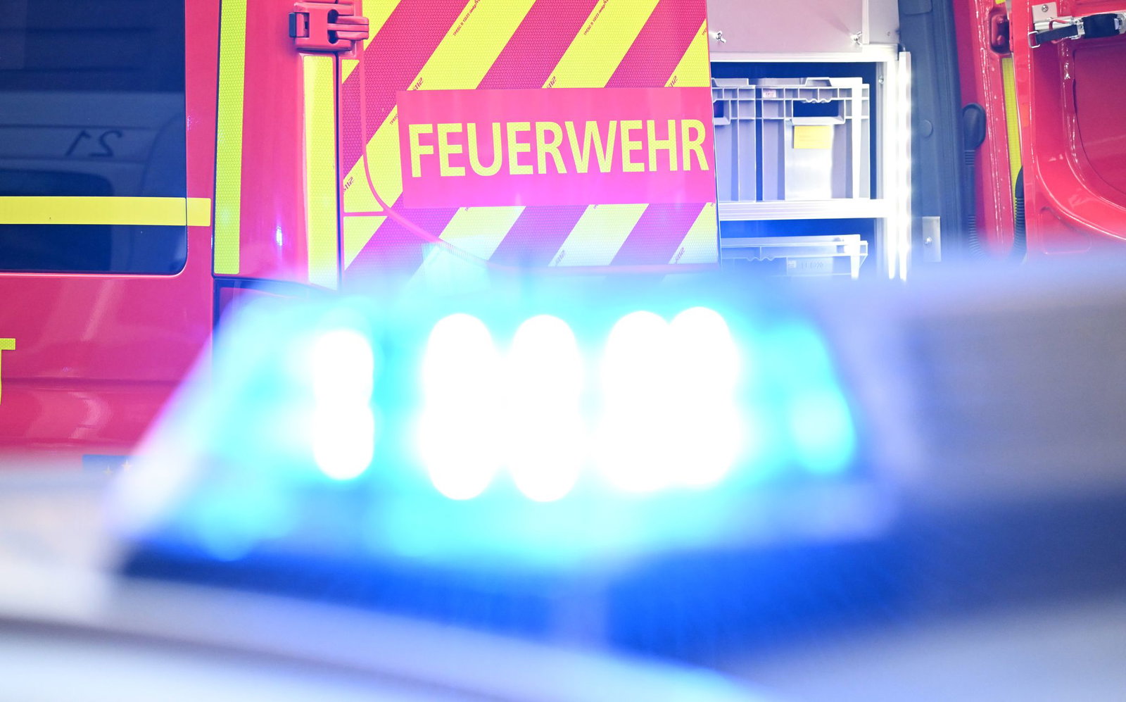 Die Feuerwehr musste den 78-Jährigen aus seinem Auto retten. (Symbolbild)