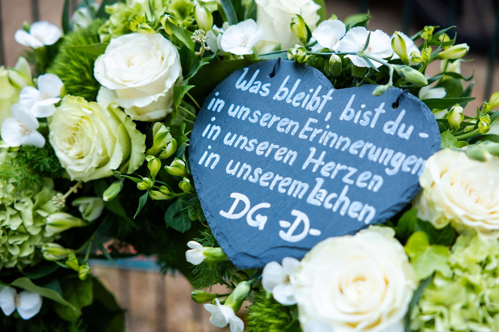 Ein Kranz der Dienstgruppe D liegt an der Gedenkstele für den getöteten Polizeioberkommissar Simon Bohr. Der 34-Jährige war am 21. August 2025 bei einem Polizeieinsatz in Völklingen tödlich verletzt worden.