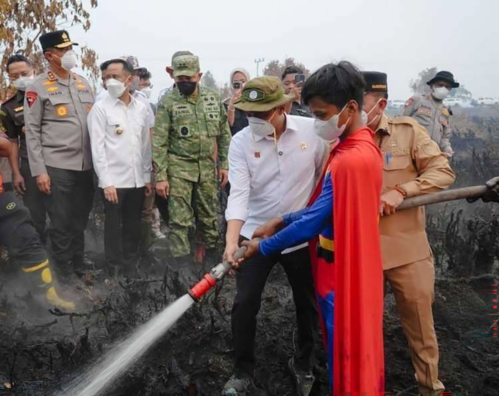 Der junge «Superman» gilt schon jetzt als Symbolfigur im Kampf gegen die Flammen. 