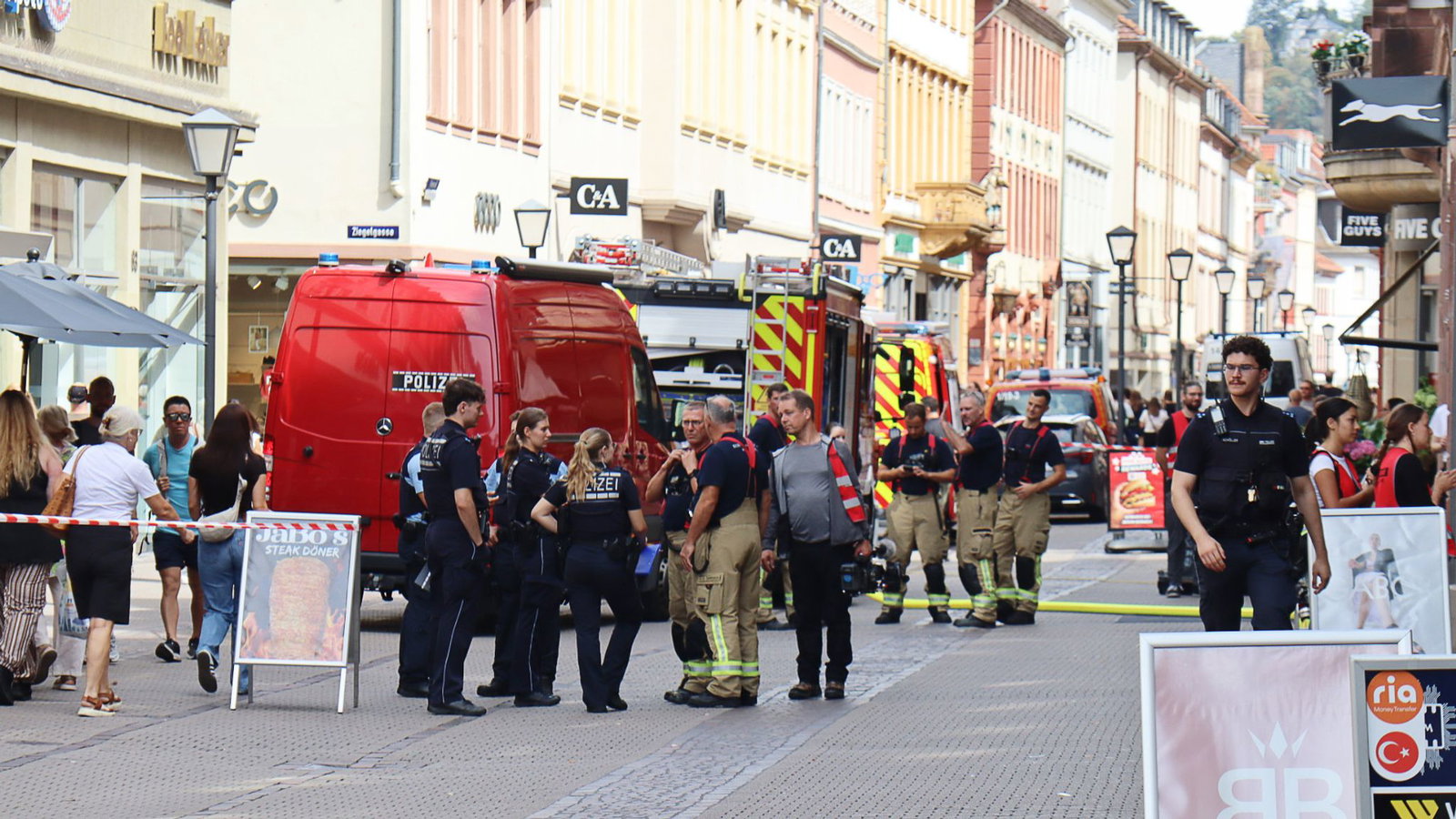 Feuerwehr und Polizei sind zum Einsatzort in der Heidelberger Innenstadt geeilt.