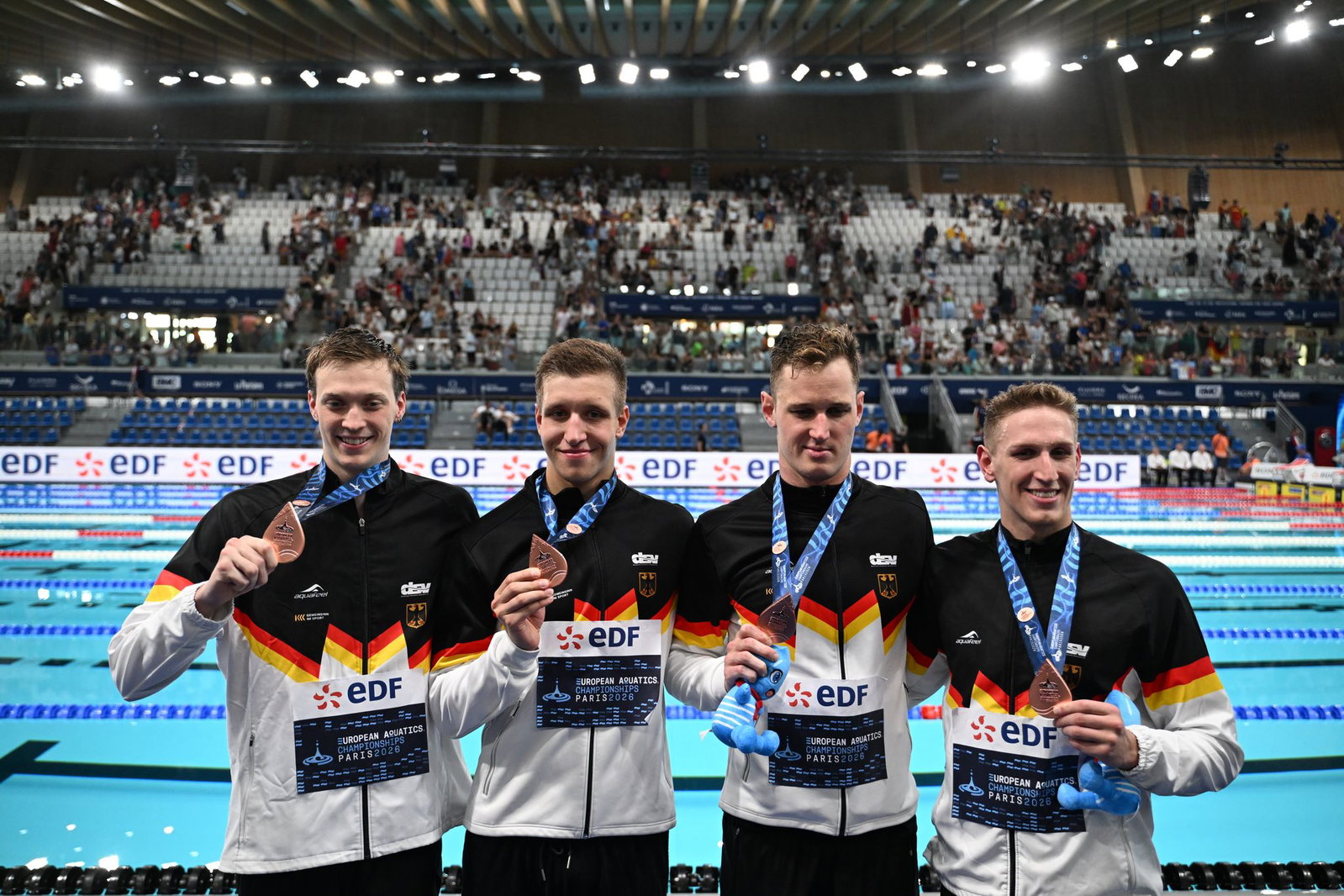 Die deutsche 4x200 Meter Freistil-Staffel präsentiert die Bronzemedaillen.