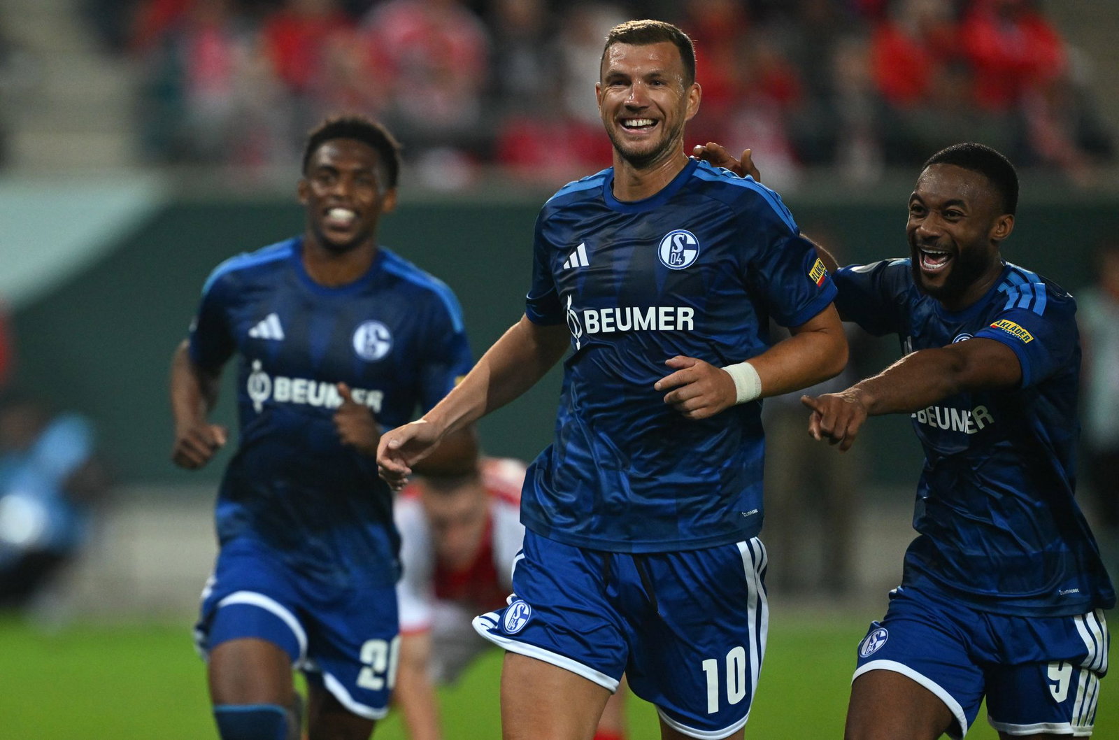 Die Qualität von Edin Dzeko (M) ist unbestritten. (Archivbild)
