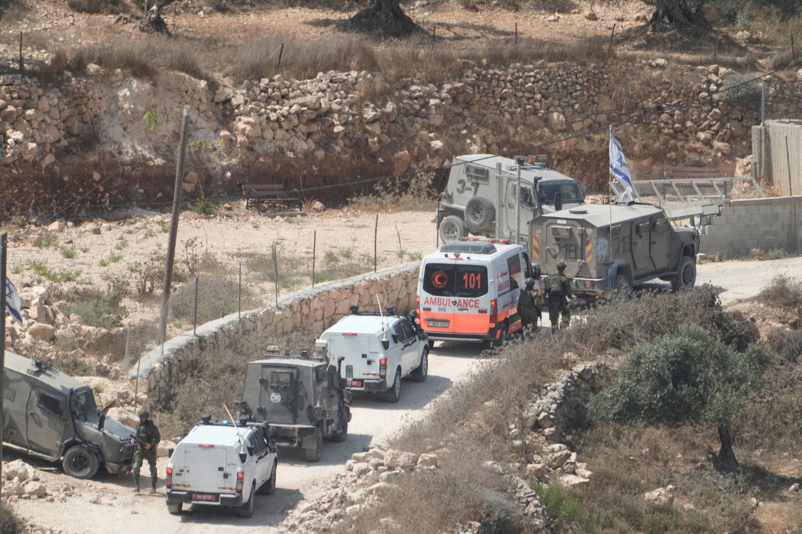Israelische Soldaten und Krankenwagen am Ort eines neuen Angriffs israelischer Siedler in einem palästinensischen Dorf. 