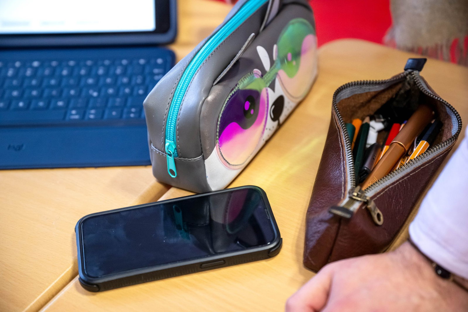Zum neuen Schuljahr werden strengere Regeln zu Smartphones an Schulen erwartet. 