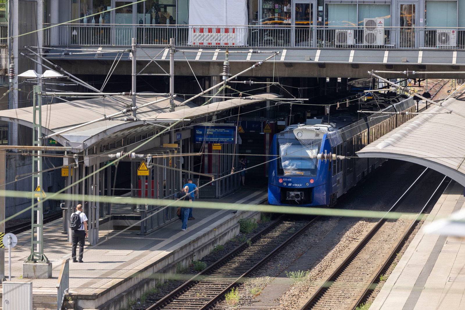 Nach der Fahrt wurde der Greifvogel am Mainzer Hauptbahnhof übergeben. (Symbolbild) 